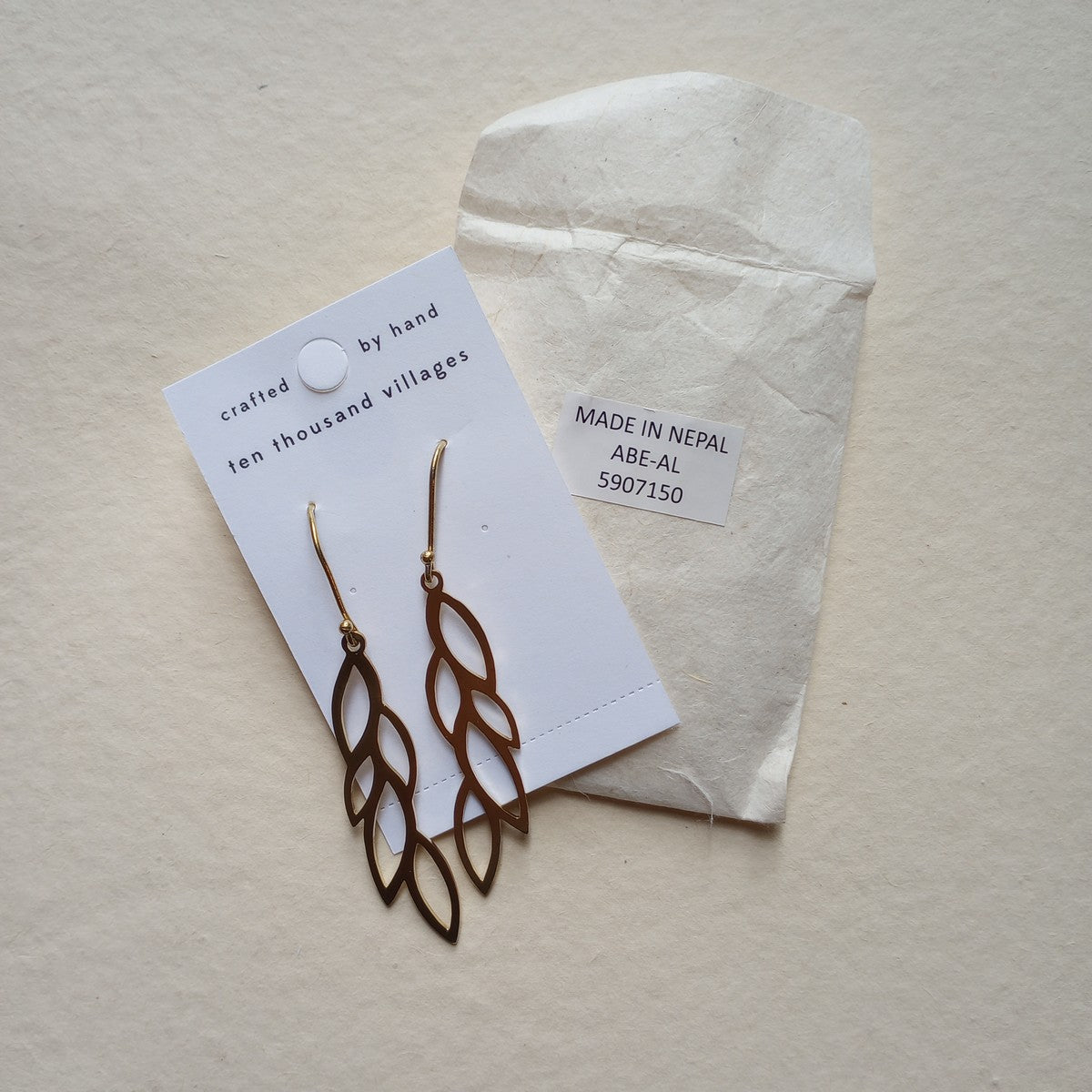 Earrings falling leaves w/cutouts brass 3L br