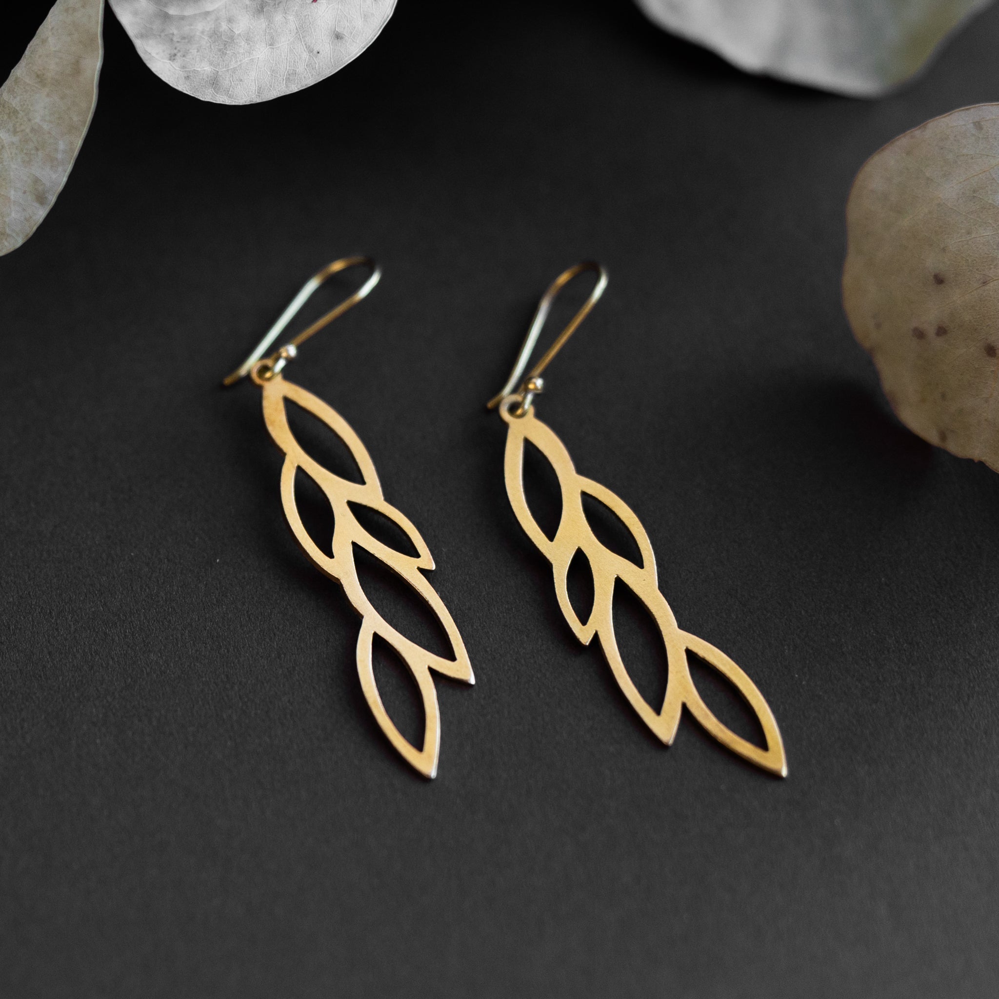 Earrings falling leaves w/cutouts brass 3L br