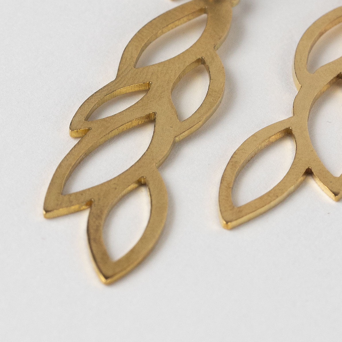Earrings falling leaves w/cutouts brass 3L br
