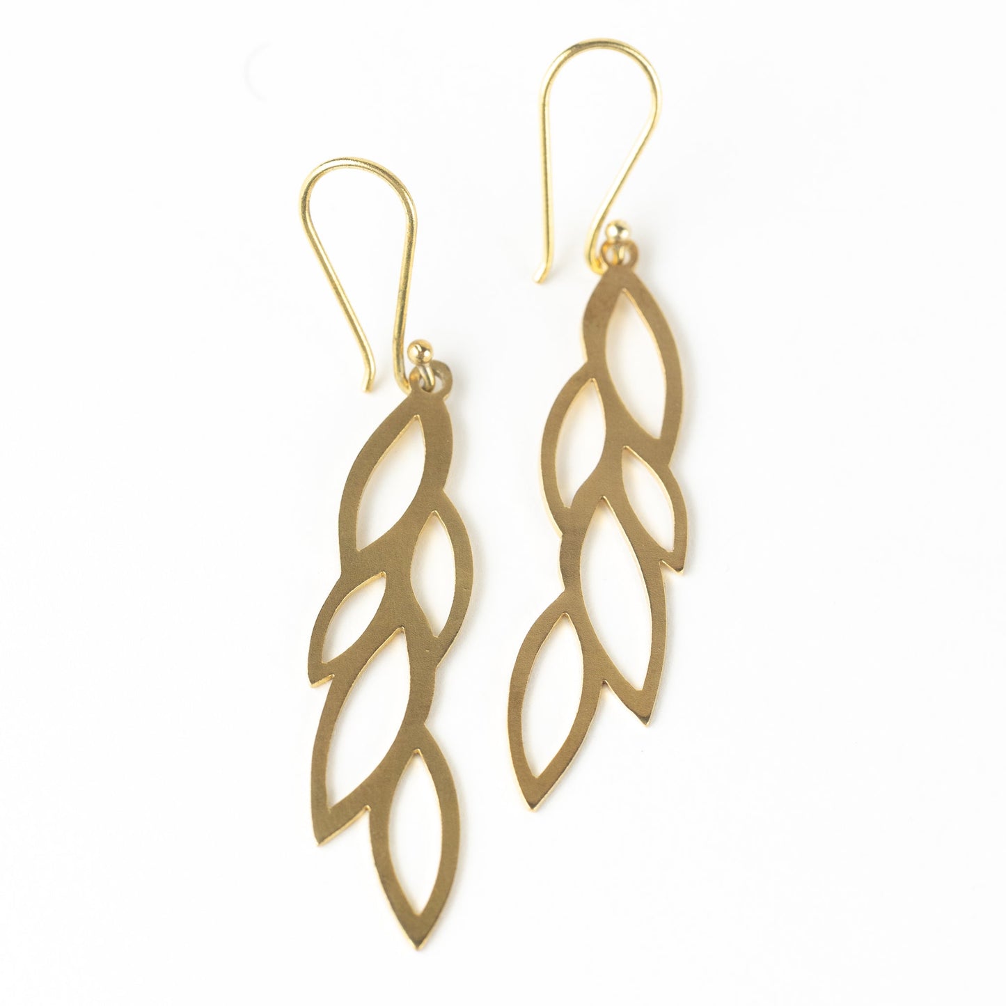Earrings falling leaves w/cutouts brass 3L br