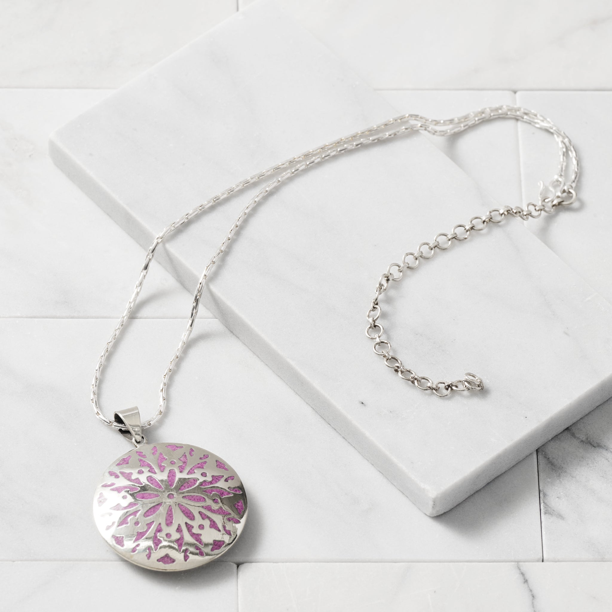 Necklace rnd pendant etched mtl/stn 16L silv/prpl