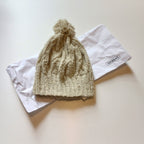 Hat cable knit w/pompom wl/banana fiber 9Dx9 taupe