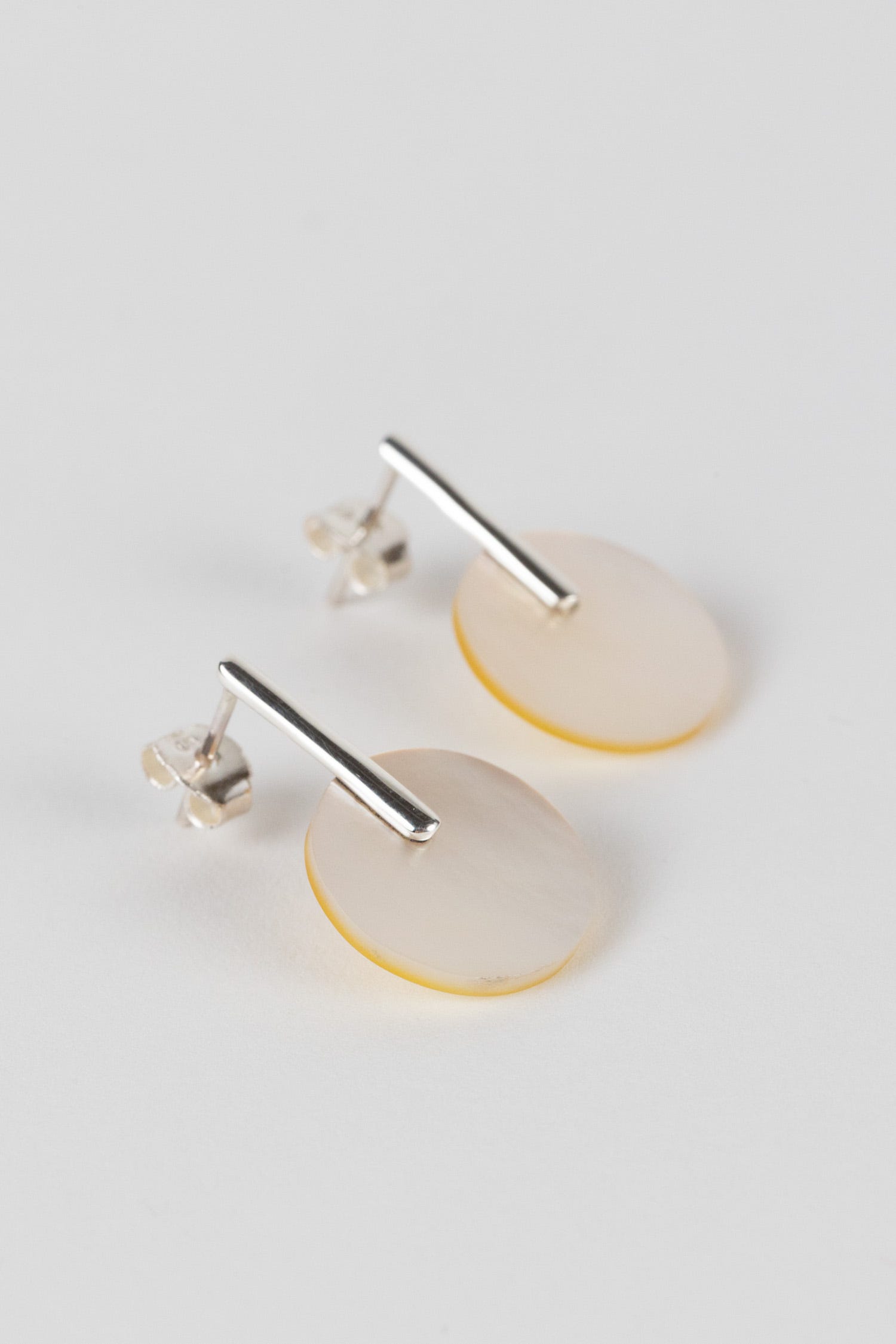 Earrings post luna disc/bar MOP/strlg 1L crm/silv