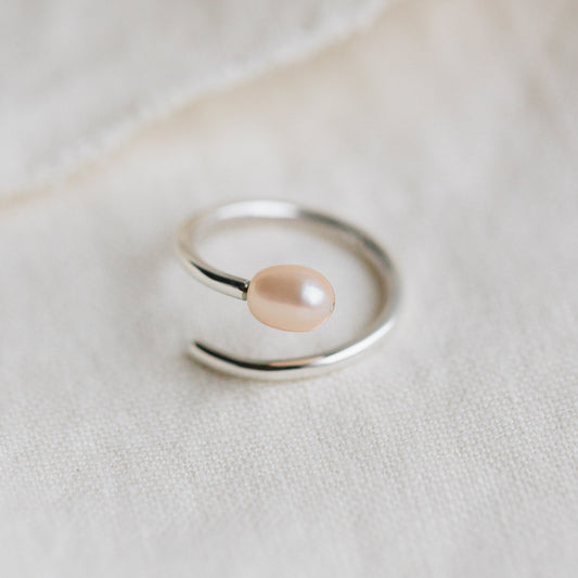 Ring wrap river pearl/strlg .75D adj silver/white