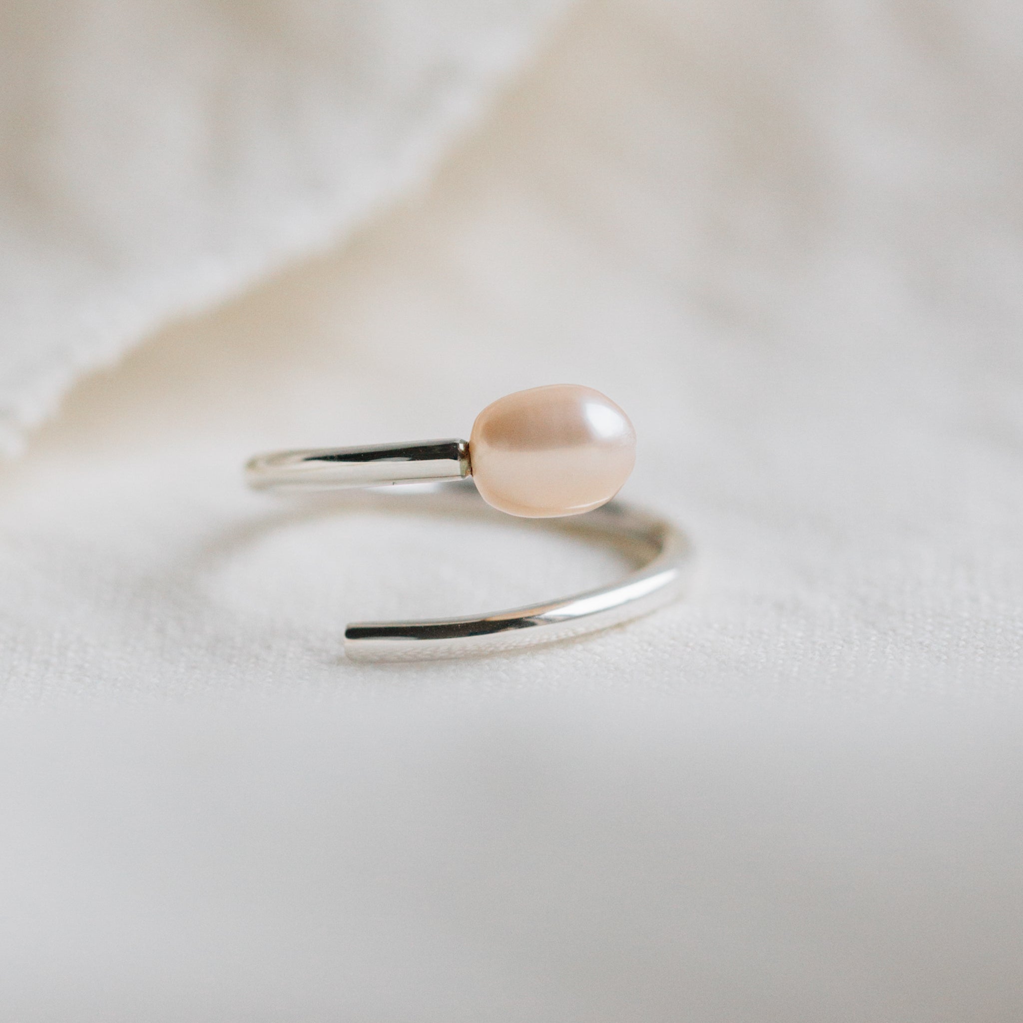 Ring wrap river pearl/strlg .75D adj silver/white
