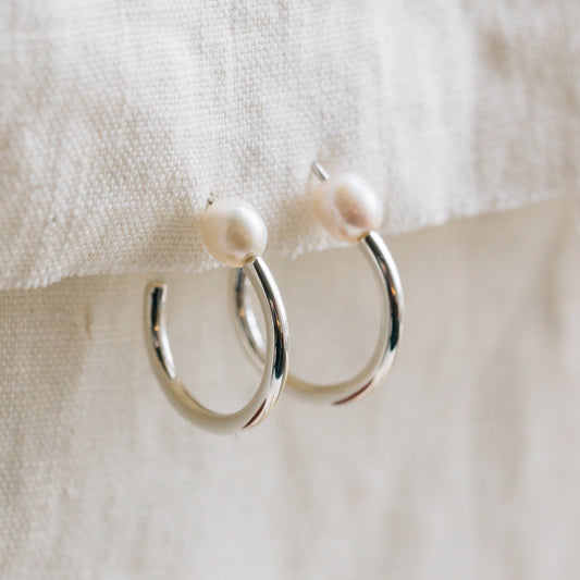 Earrings hoop post pearl/strlg .75D silver/white