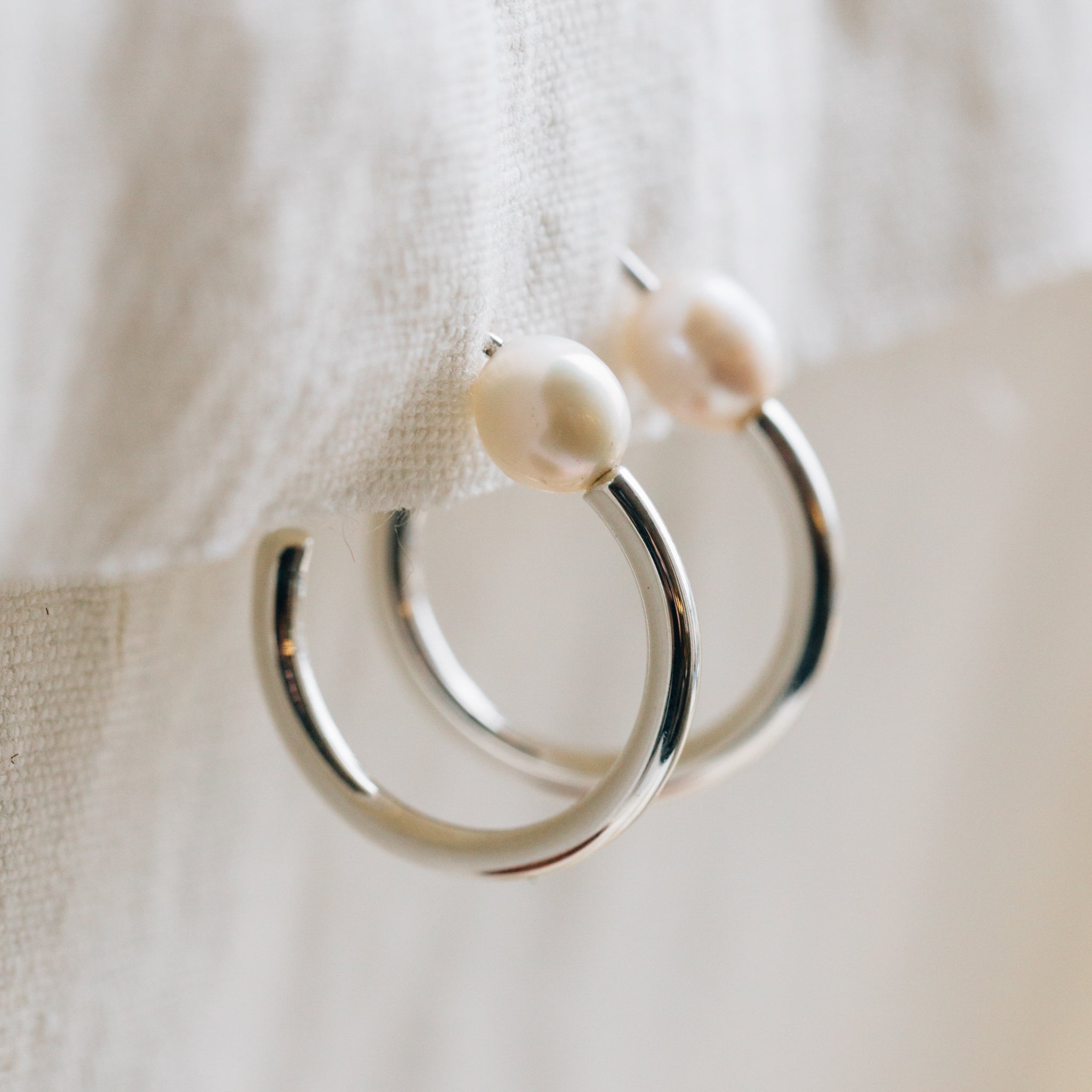 Earrings hoop post pearl/strlg .75D silver/white
