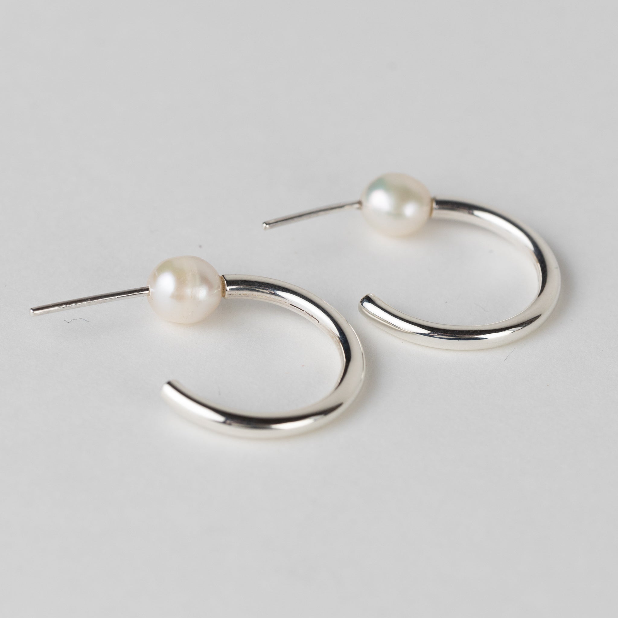 Earrings hoop post pearl/strlg .75D silver/white