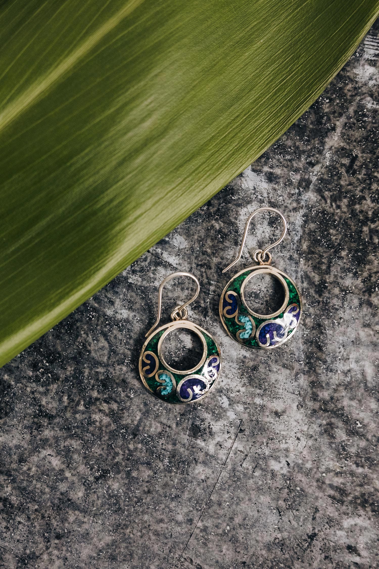 Earrings hollow disc geo resin/alpc .75D blu/grn