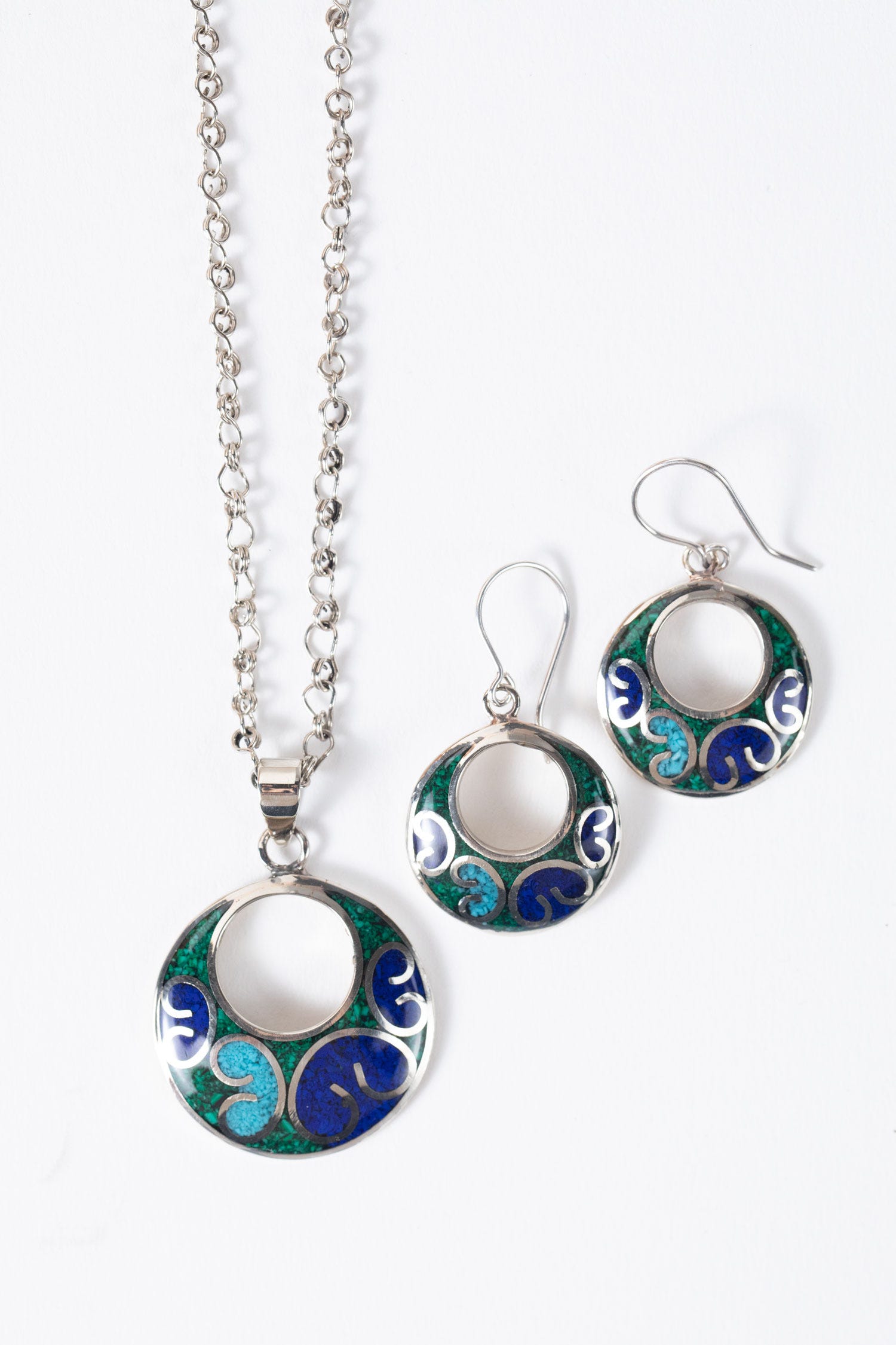 Earrings hollow disc geo resin/alpc .75D blu/grn