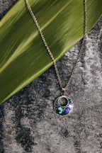 Necklace hollow disc geo resin/alpc 1D/16L blu/grn