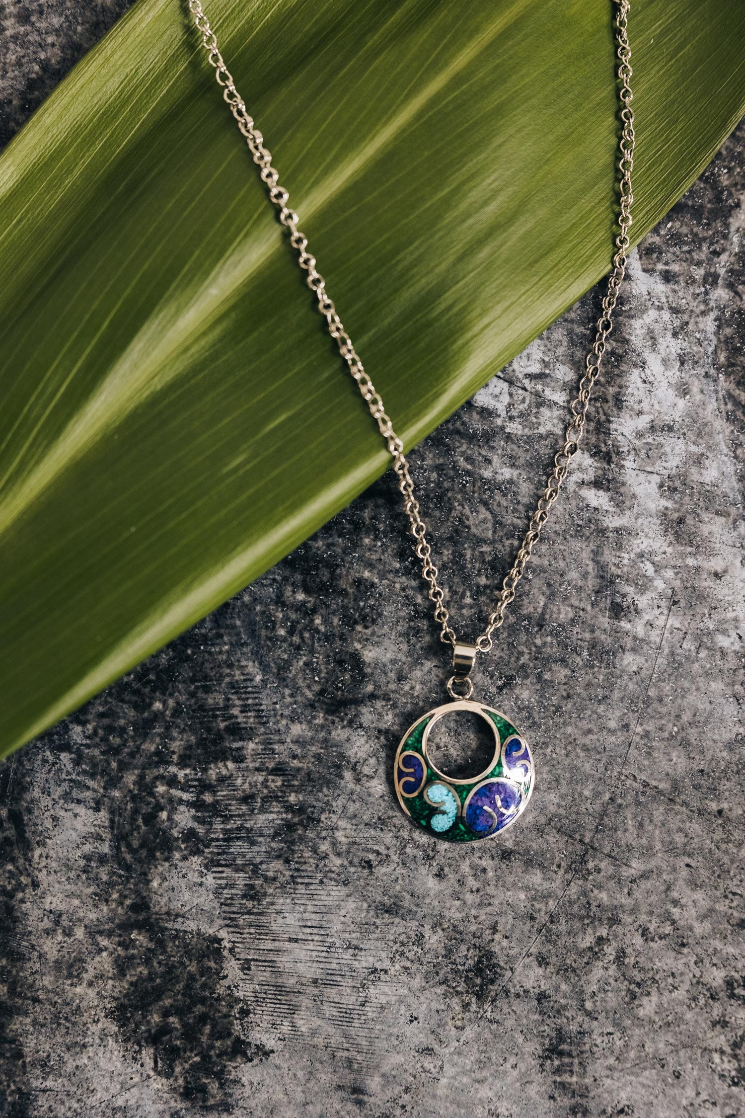 Necklace hollow disc geo resin/alpc 1D/16L blu/grn