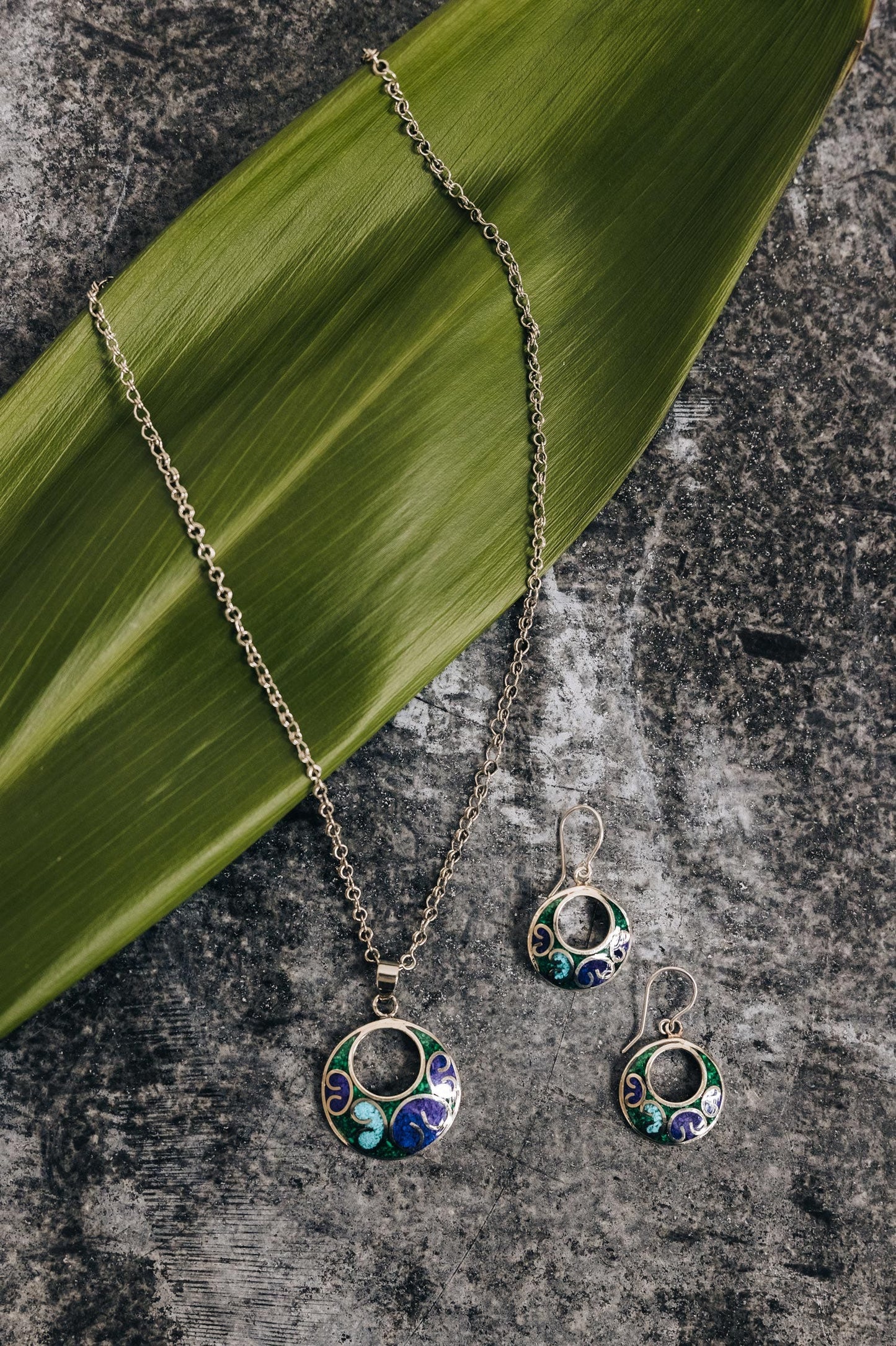 Necklace hollow disc geo resin/alpc 1D/16L blu/grn