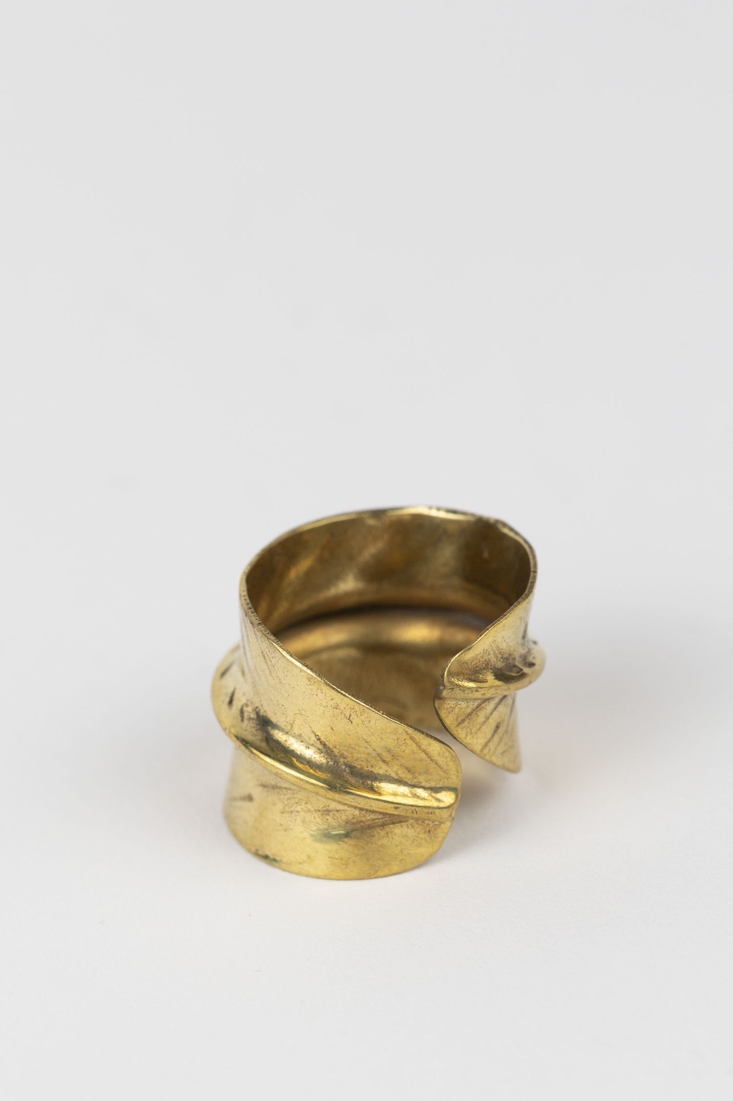 Ring wrap tapered cinchona leaf brass .75W brass