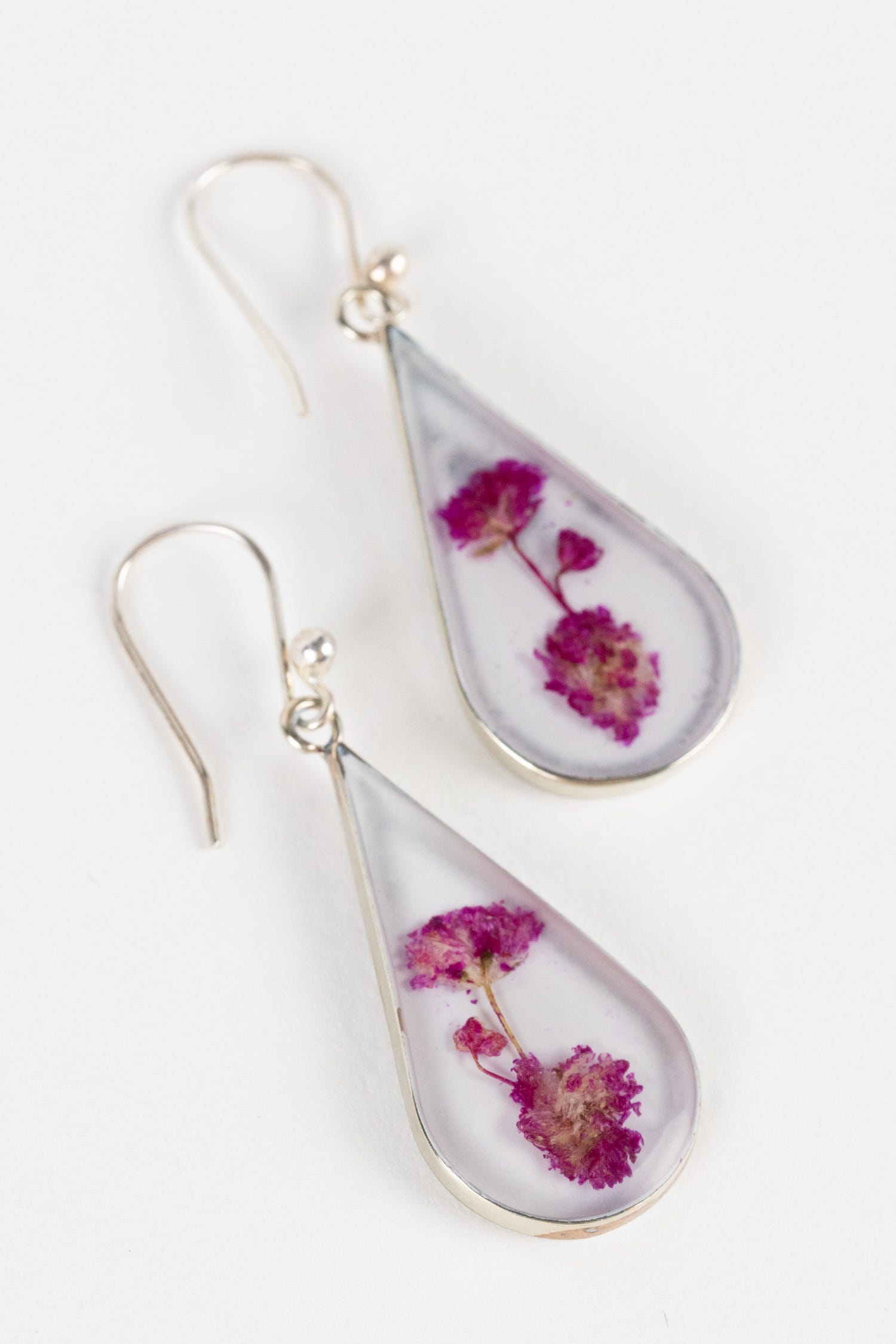 Earrings rain drop dried flower/resin 2L prpl/wht
