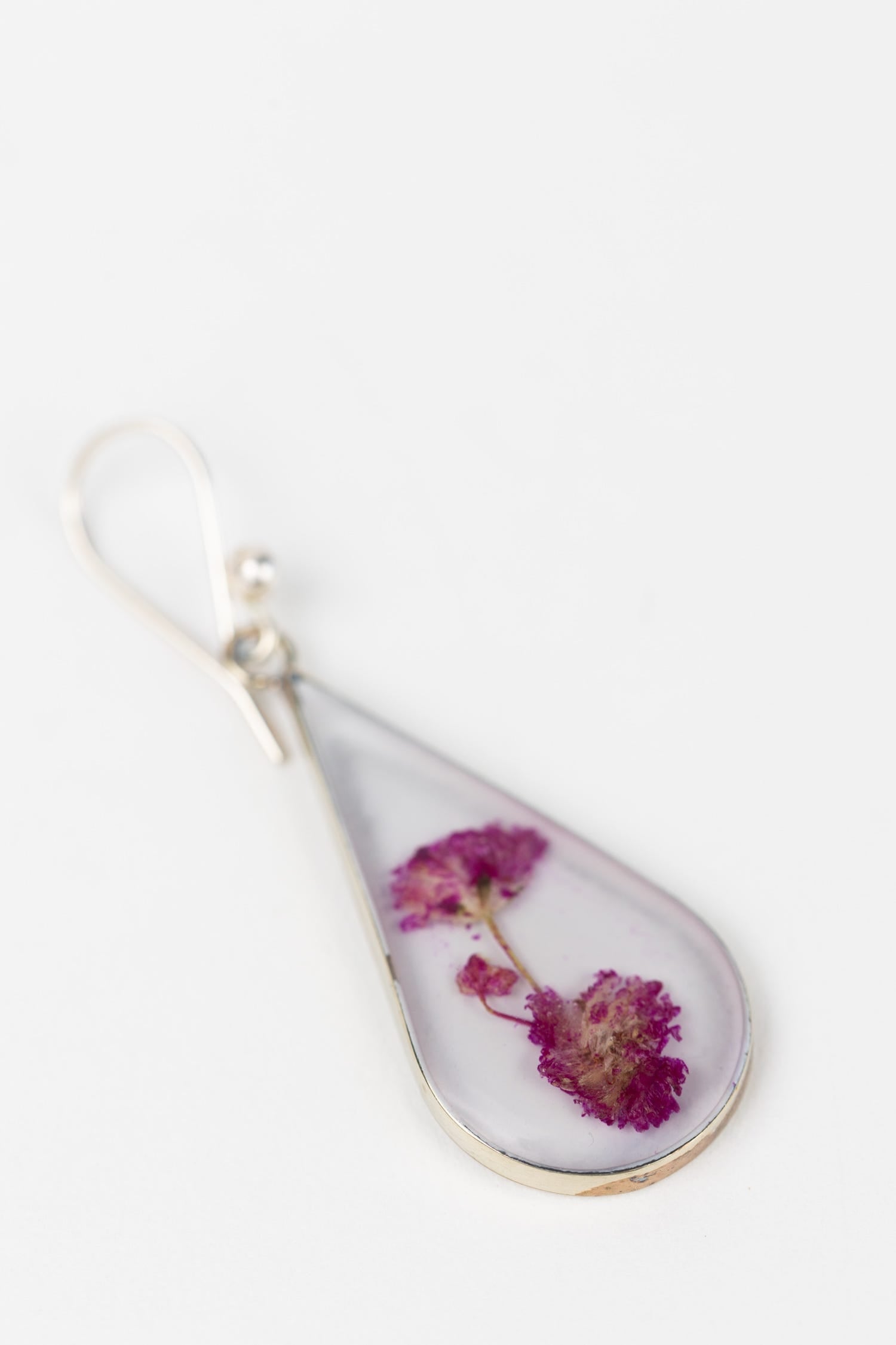 Earrings rain drop dried flower/resin 2L prpl/wht