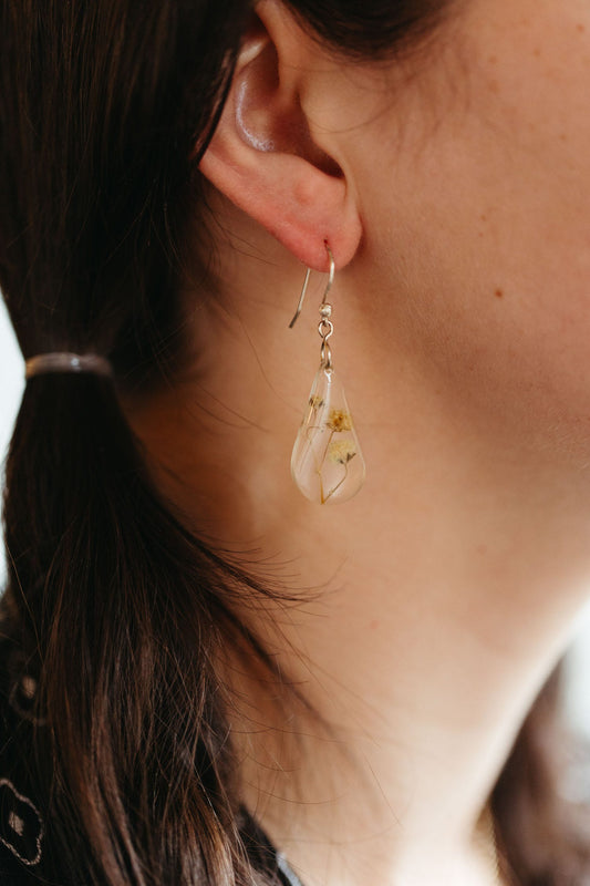 Earrings rain drop dried flower/resin 2L clear/wht