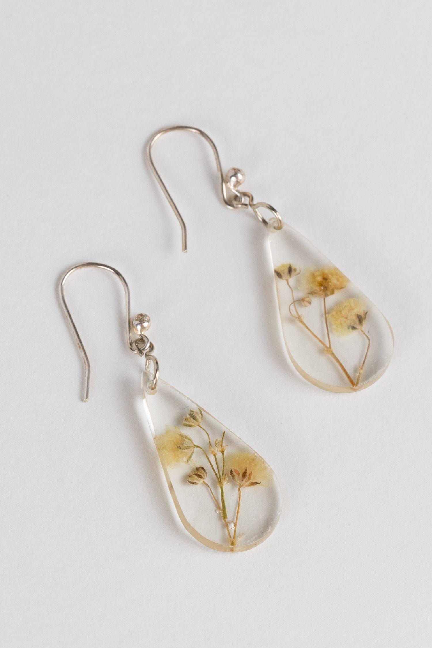 Earrings rain drop dried flower/resin 2L clear/wht