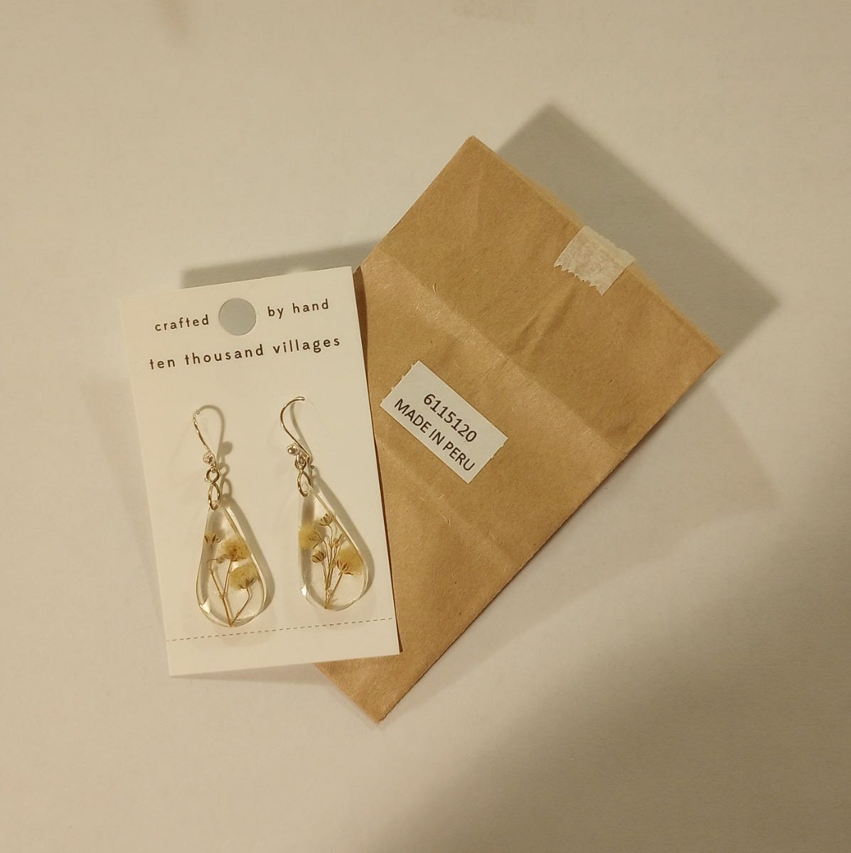 Earrings rain drop dried flower/resin 2L clear/wht