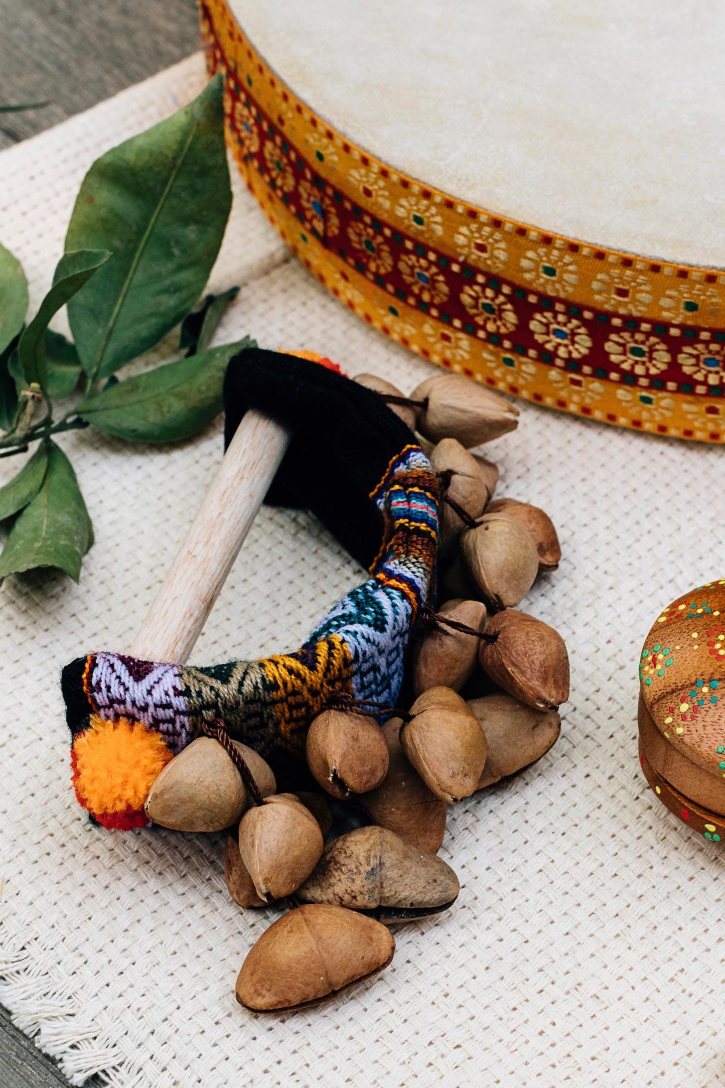 Rattle seed pods/wood 4.5W brown/multi