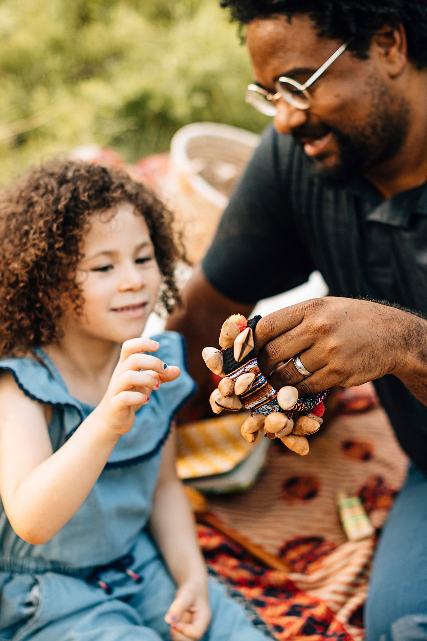Rattle seed pods/wood 4.5W brown/multi