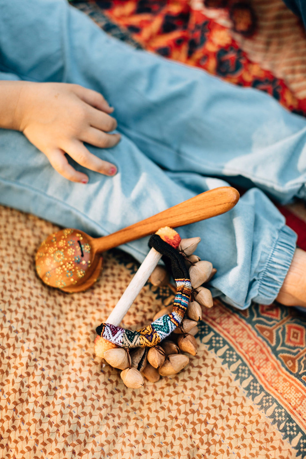 Rattle seed pods/wood 4.5W brown/multi