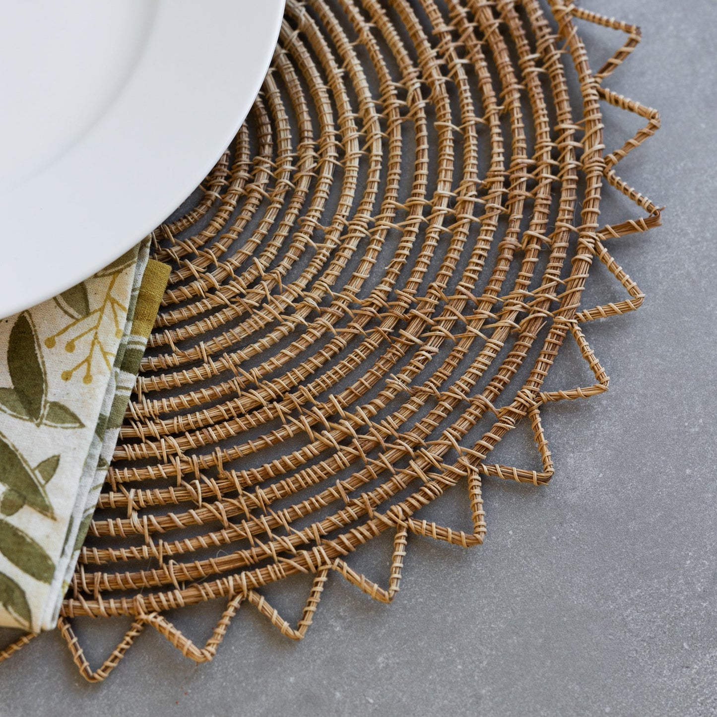 Placemat, "Sarpila" Round Handwoven