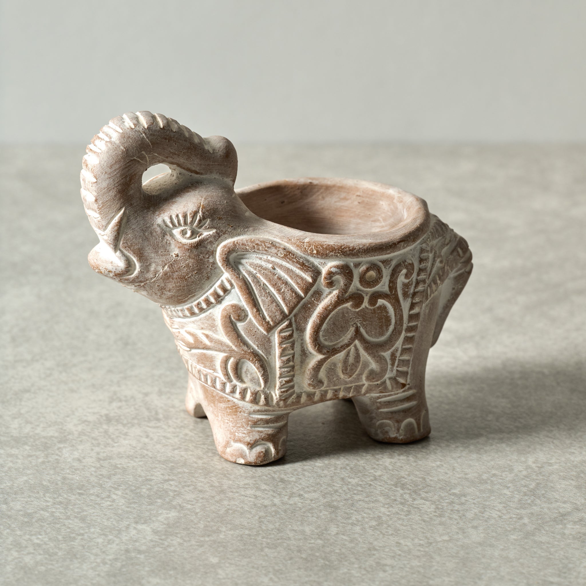 Candleholder elephant M/2 t-cotta 4Lx3.5H whtwash