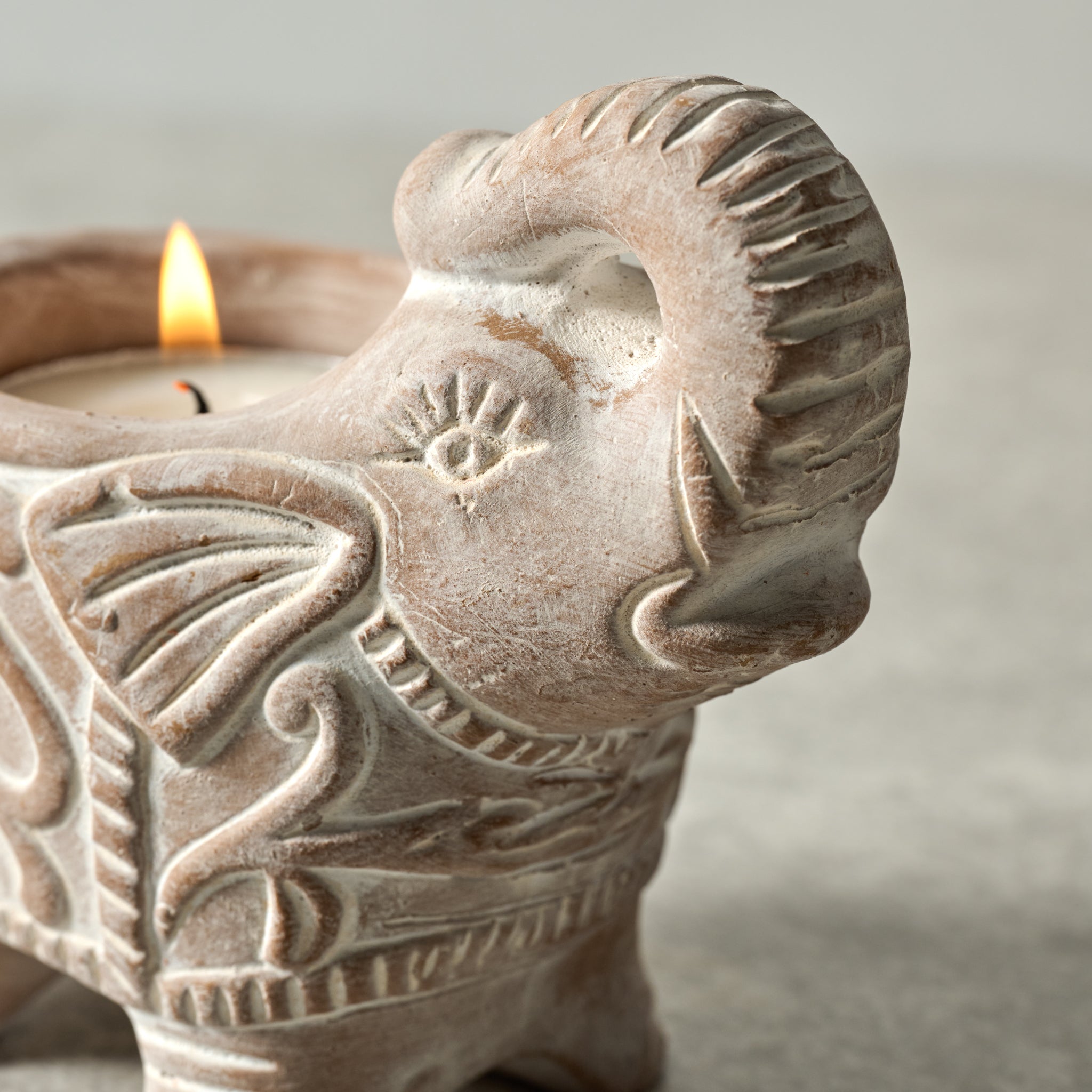 Candleholder elephant M/2 t-cotta 4Lx3.5H whtwash