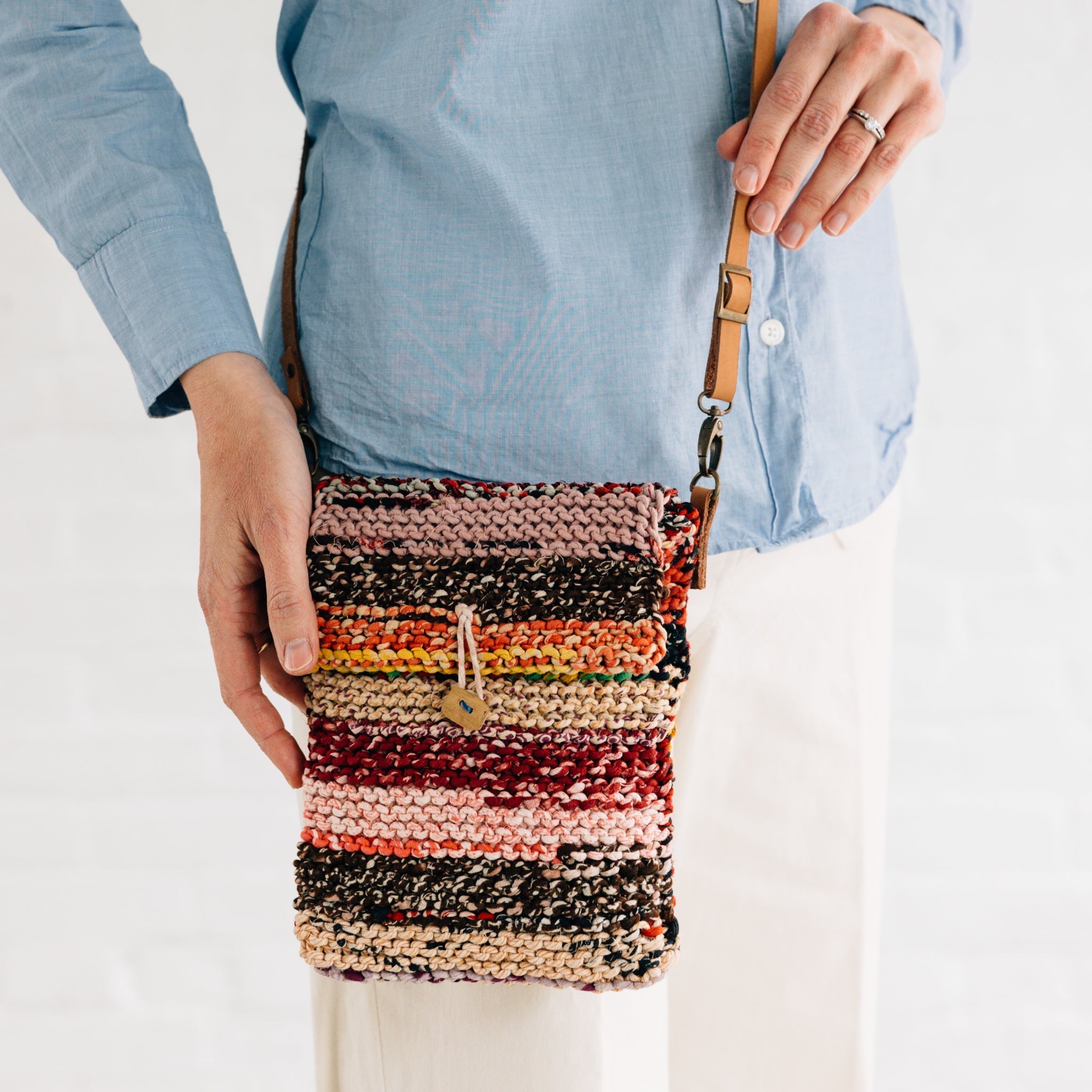 Bag crossbody knit sari/lthr 6.25Wx8H tan/asst
