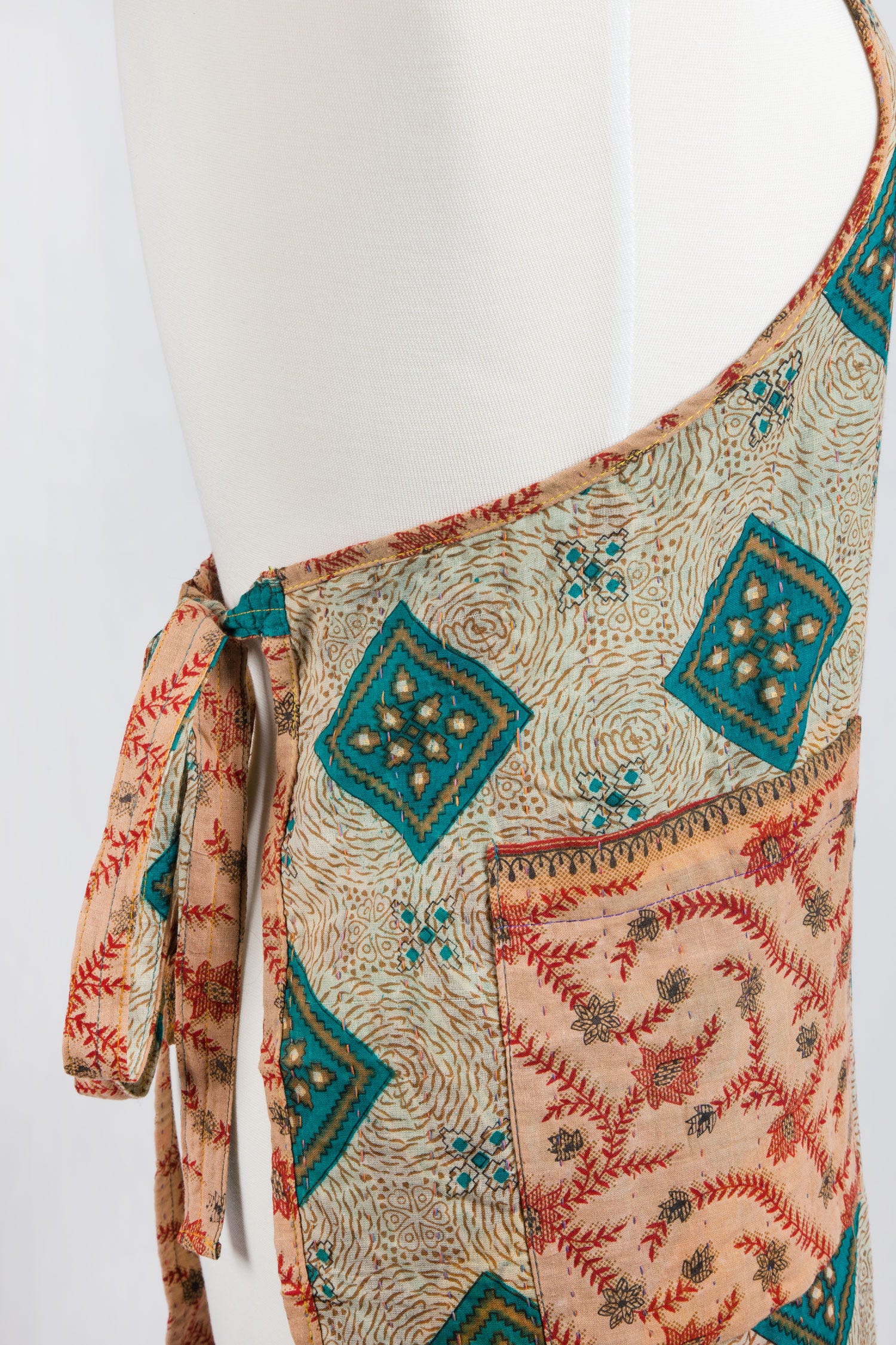 Apron reversible w/pockets asst sari 36L
