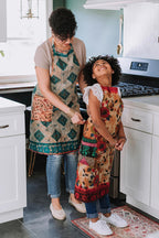 Apron reversible w/pockets asst sari 36L