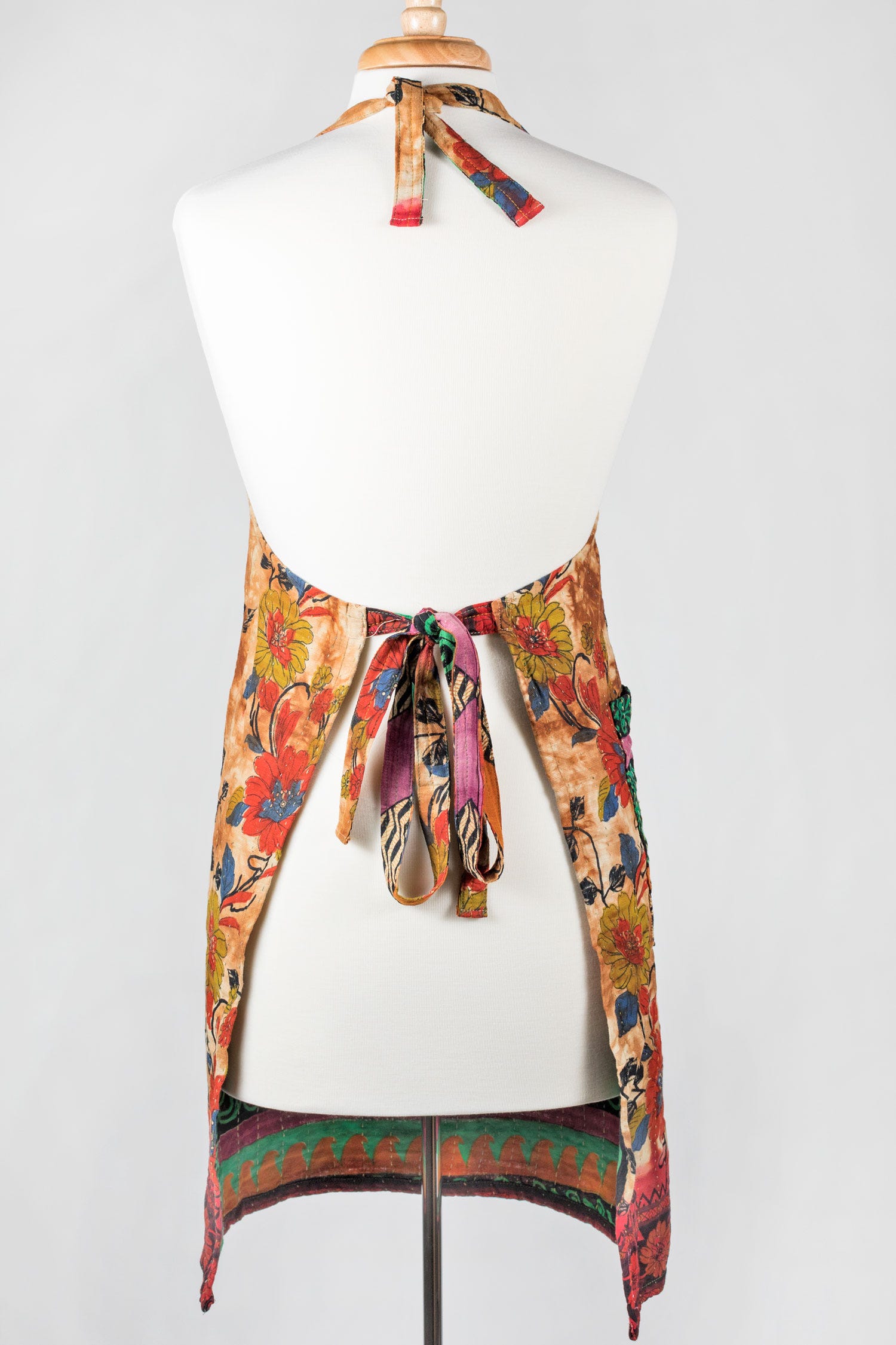 Apron reversible w/pockets asst sari 36L