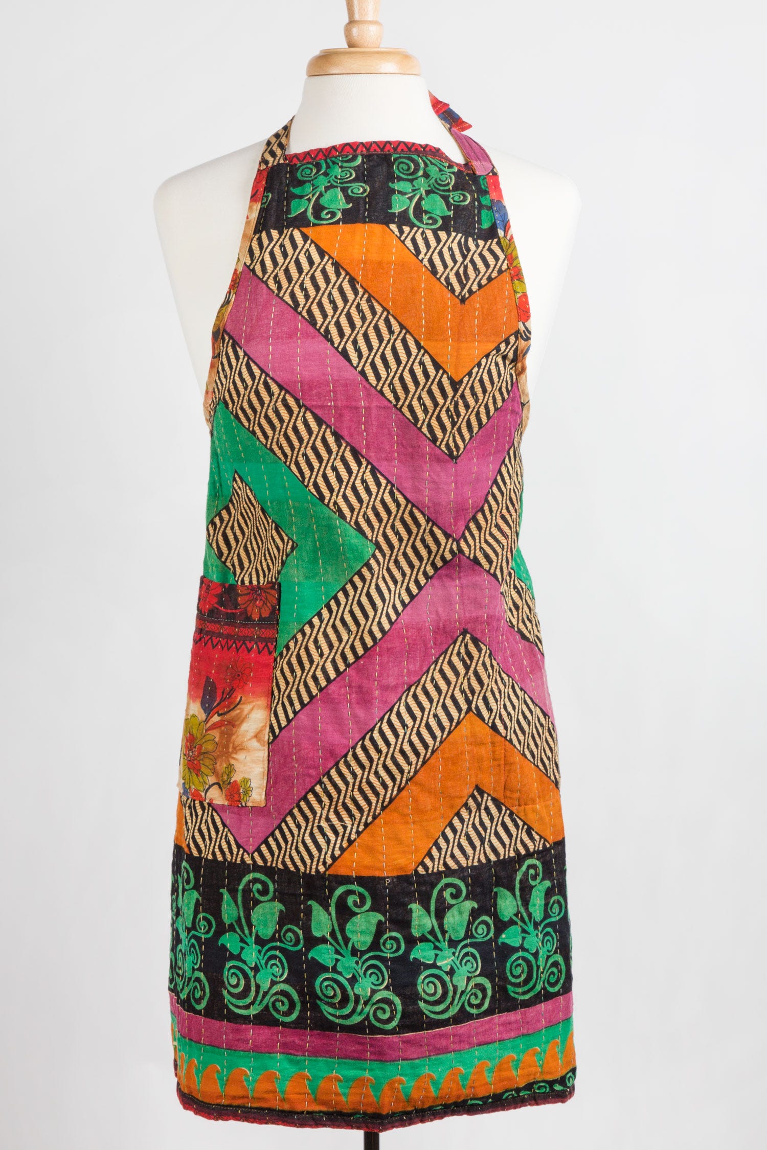 Apron reversible w/pockets asst sari 36L