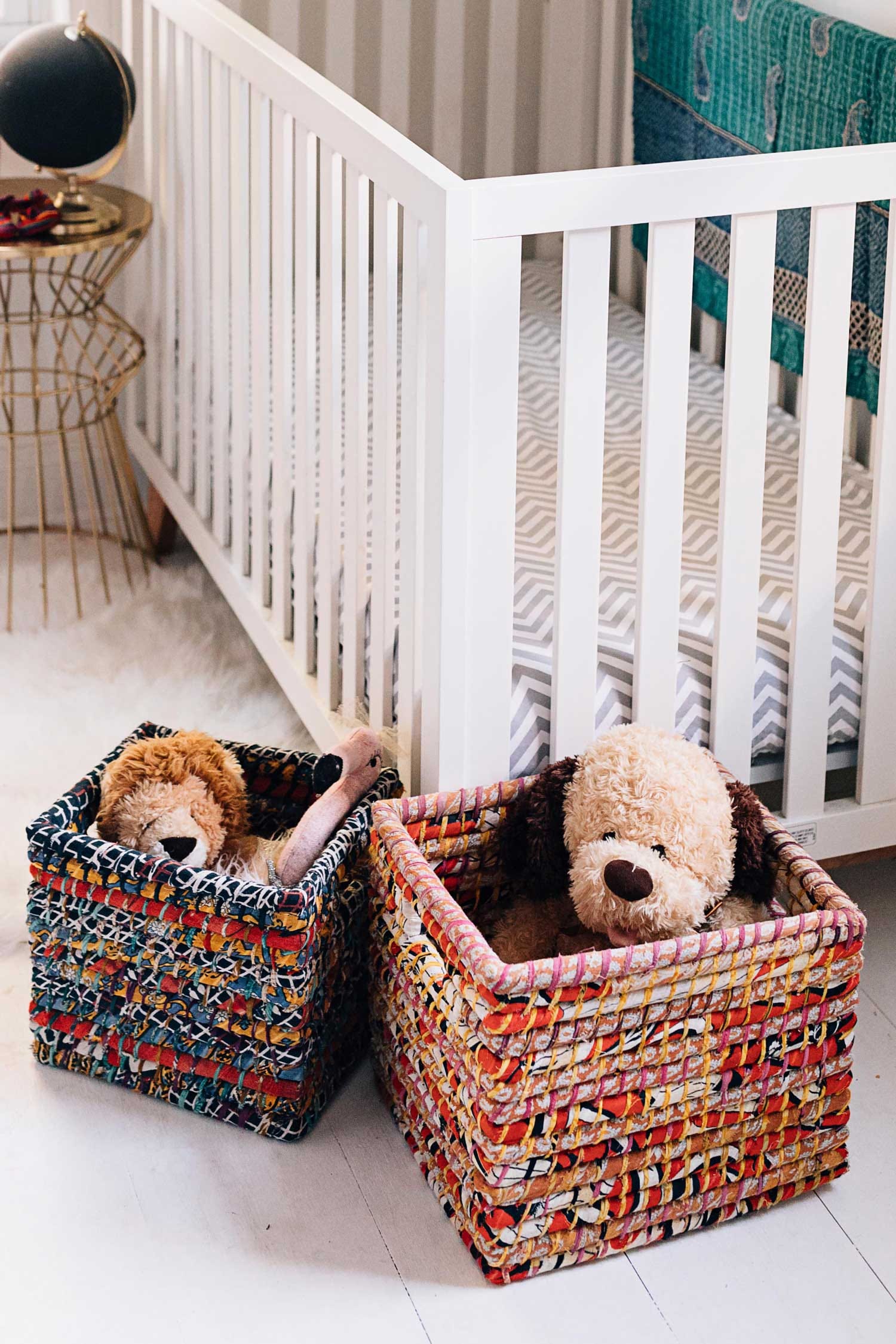 Basket w/handle holes sari 14x12x12H asst