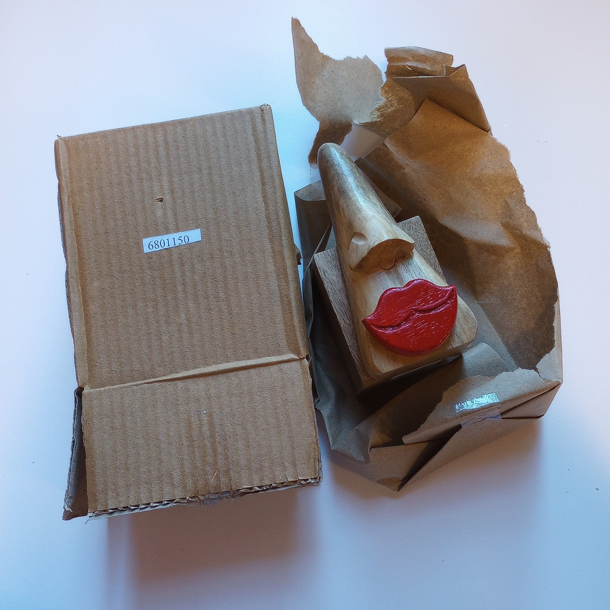 Eyeglass holder lips wood 5.5H nat/red