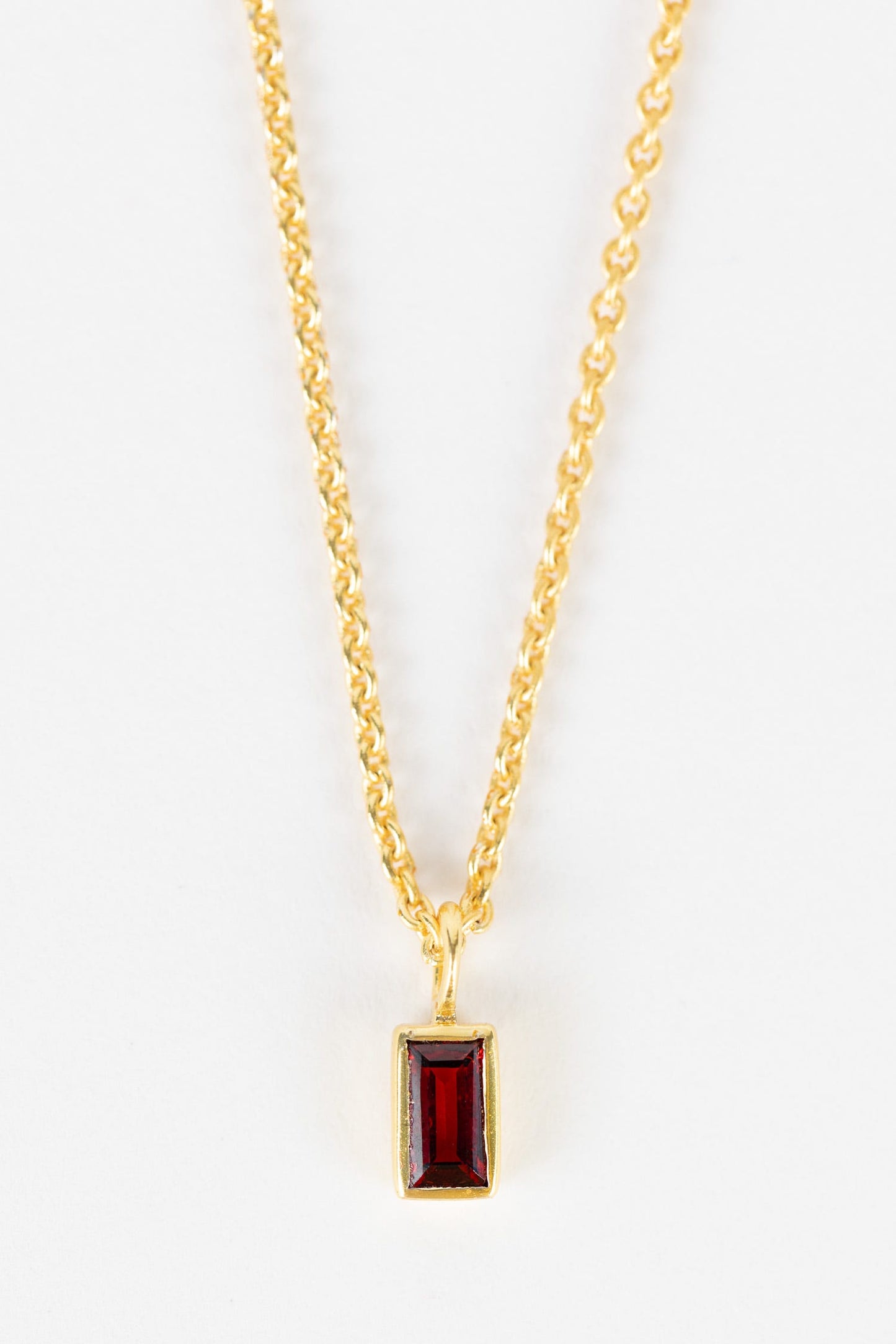 Necklace tiny rect pend garnet/brass 14.5L gld/red
