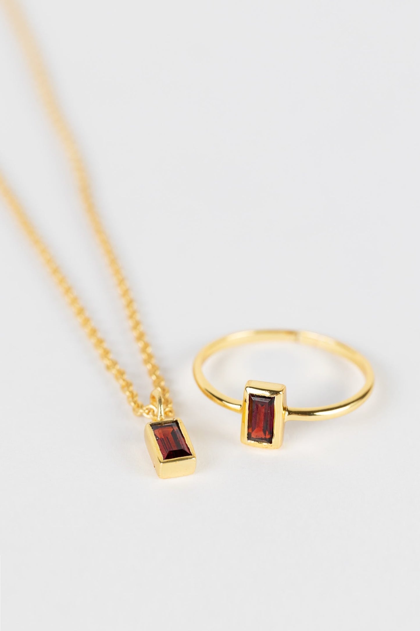 Necklace tiny rect pend garnet/brass 14.5L gld/red