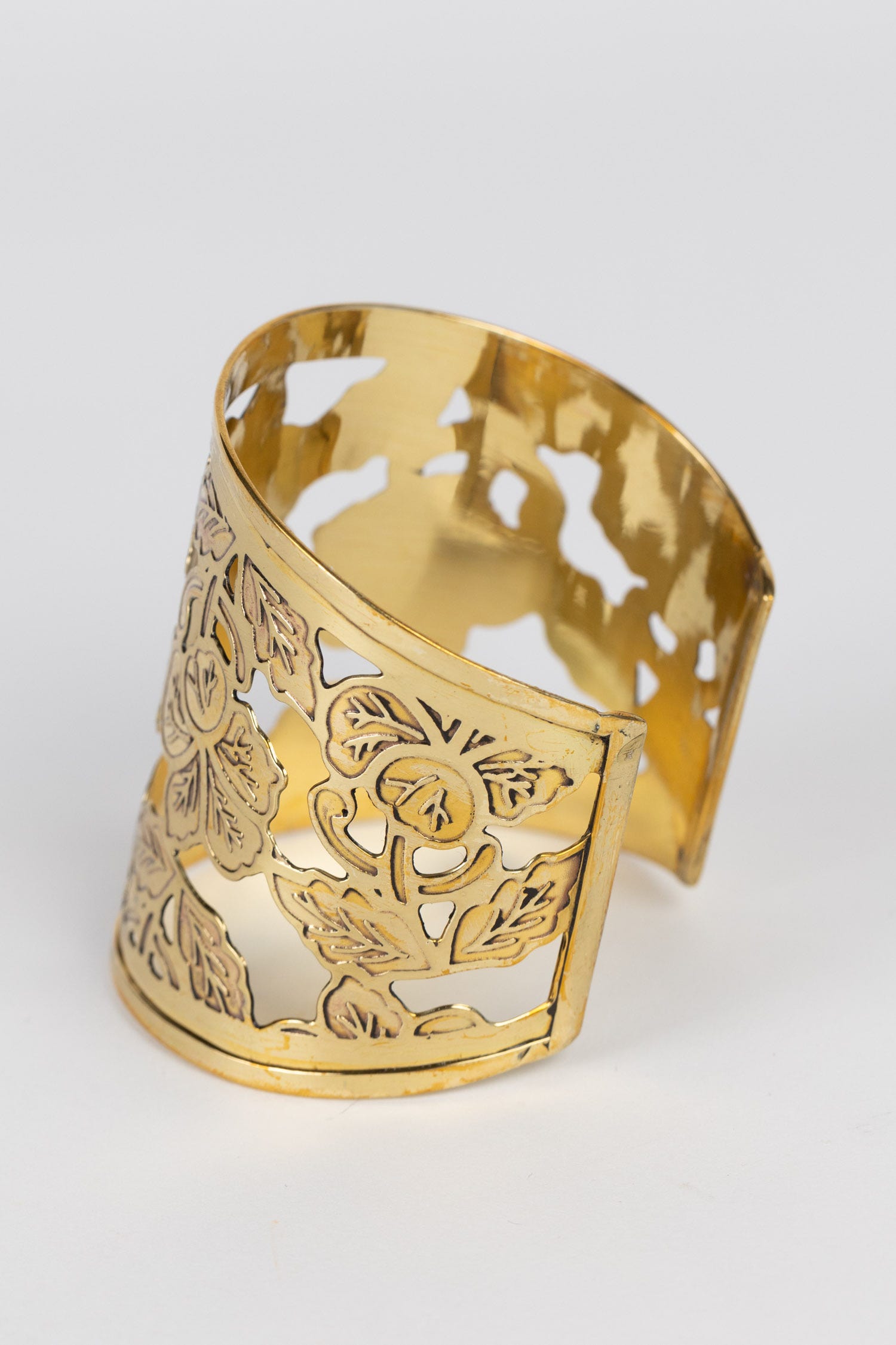 Bracelet cuff floral cut out metal 3W gold