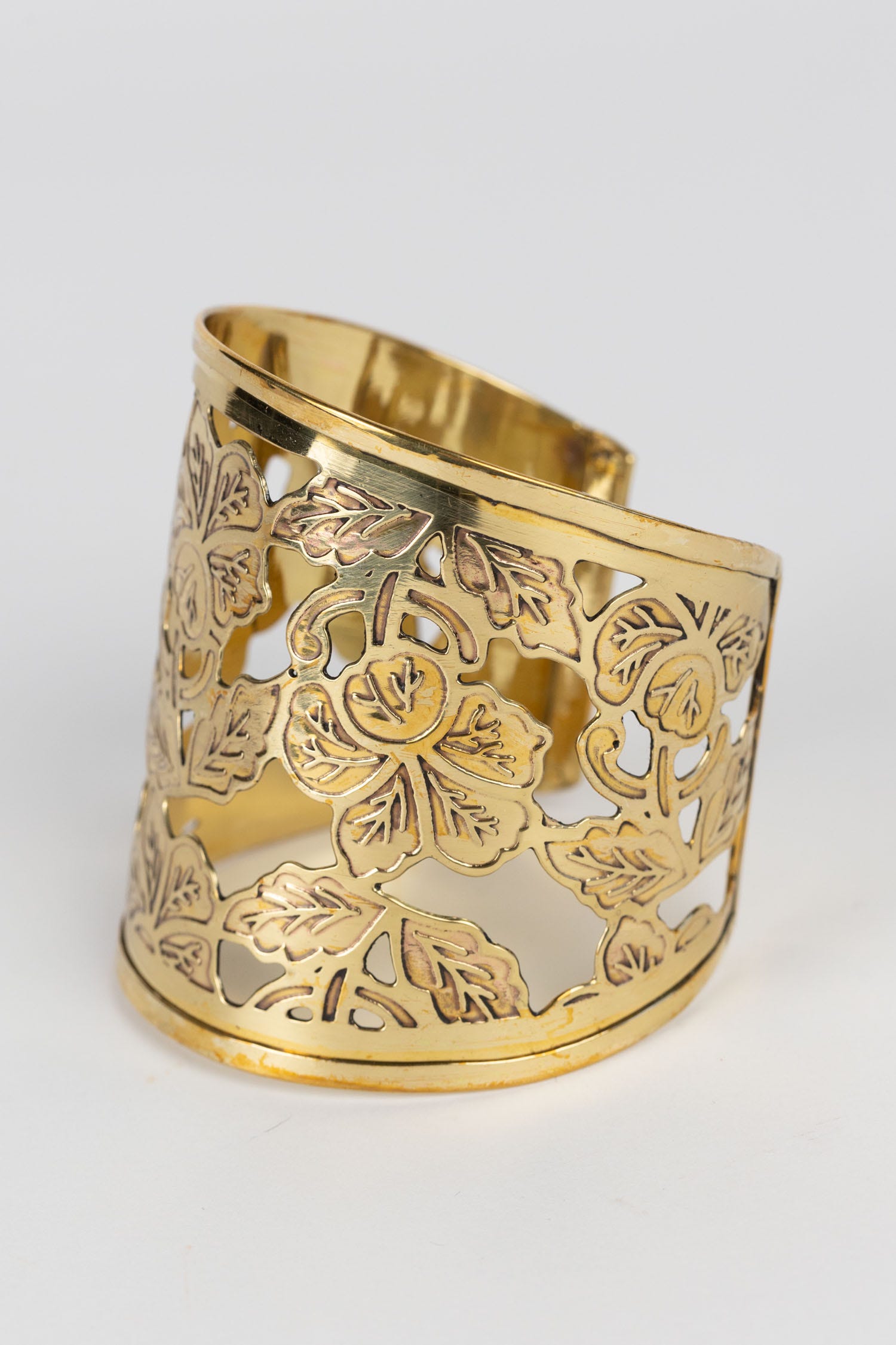 Bracelet cuff floral cut out metal 3W gold
