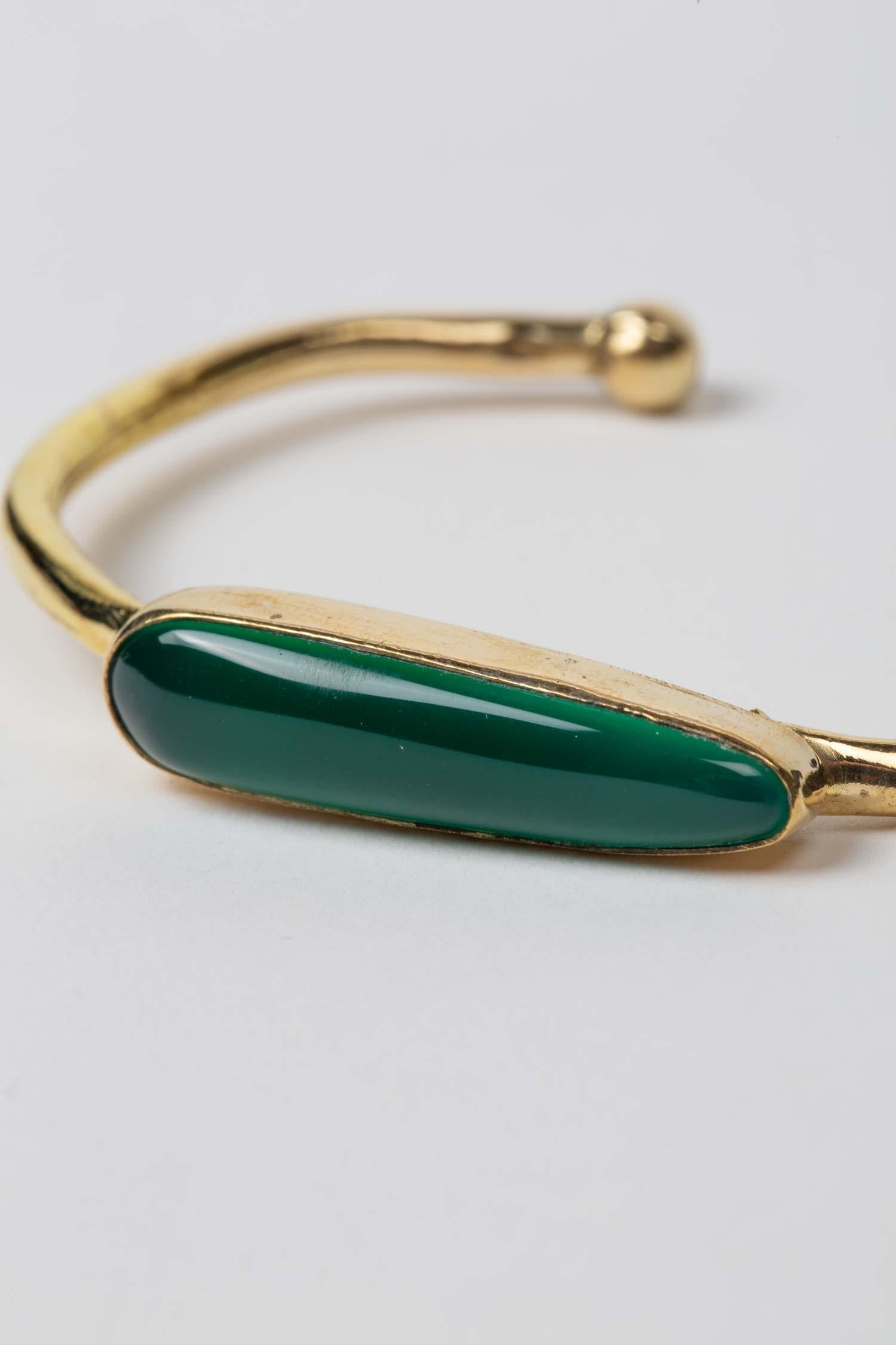 Bracelet cuff long thin oval green onyx/brass