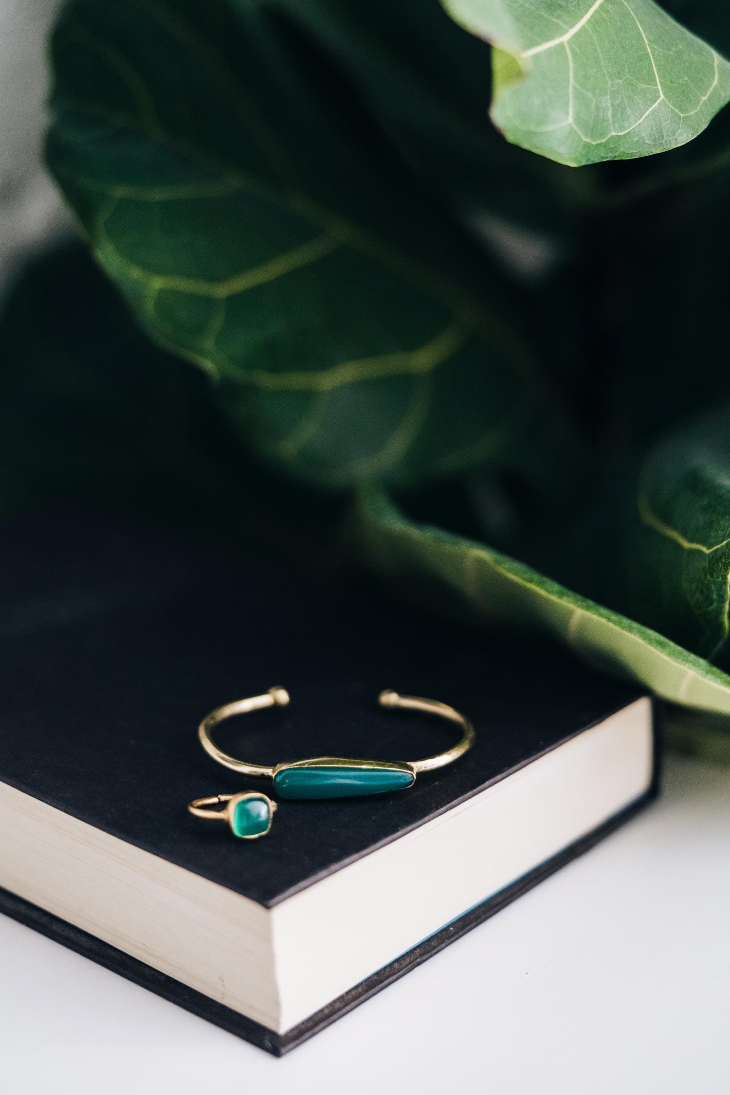 Ring green onyx/brass adj green/gold