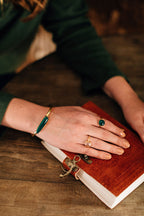Ring green onyx/brass adj green/gold