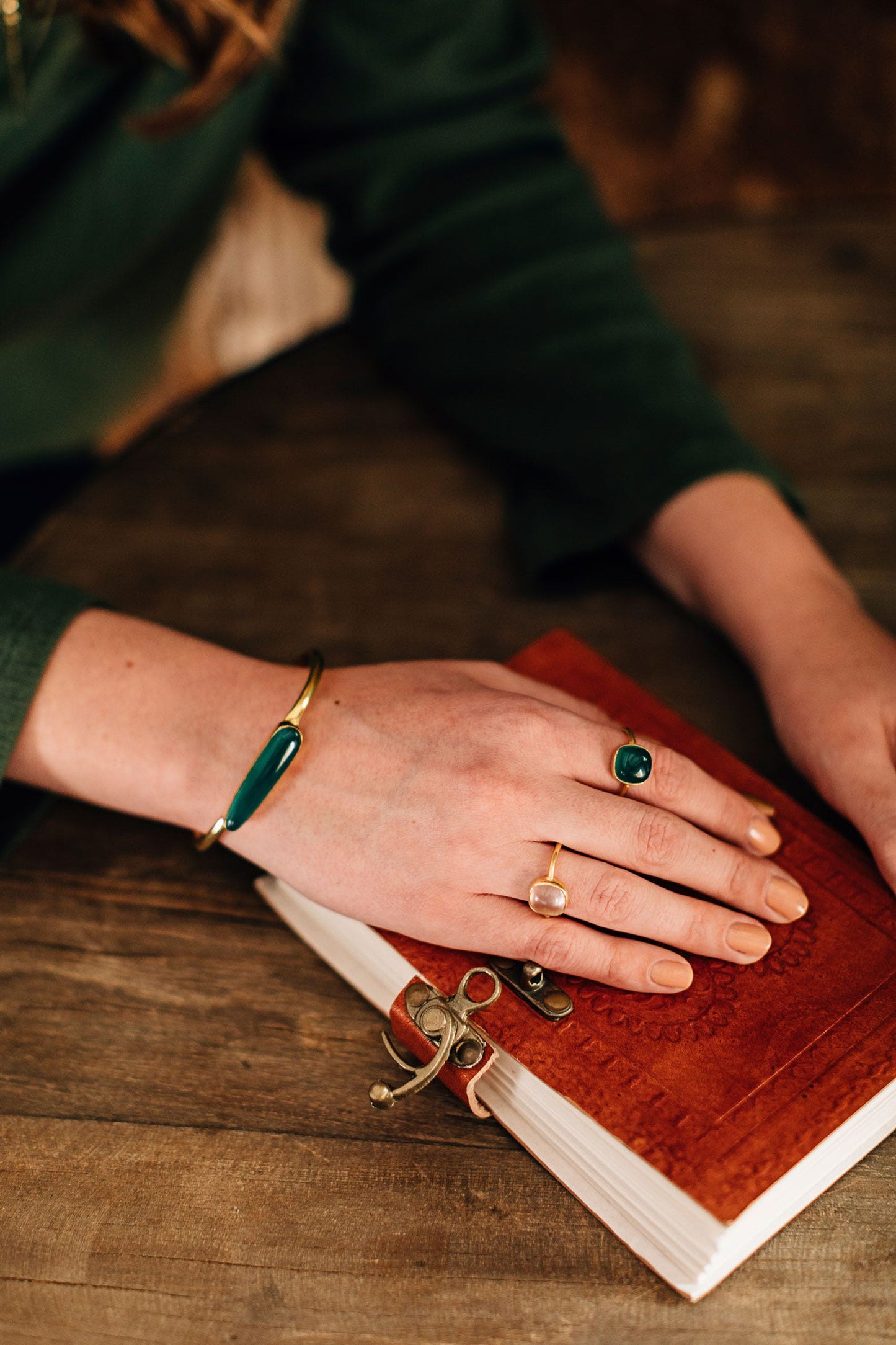 Ring green onyx/brass adj green/gold