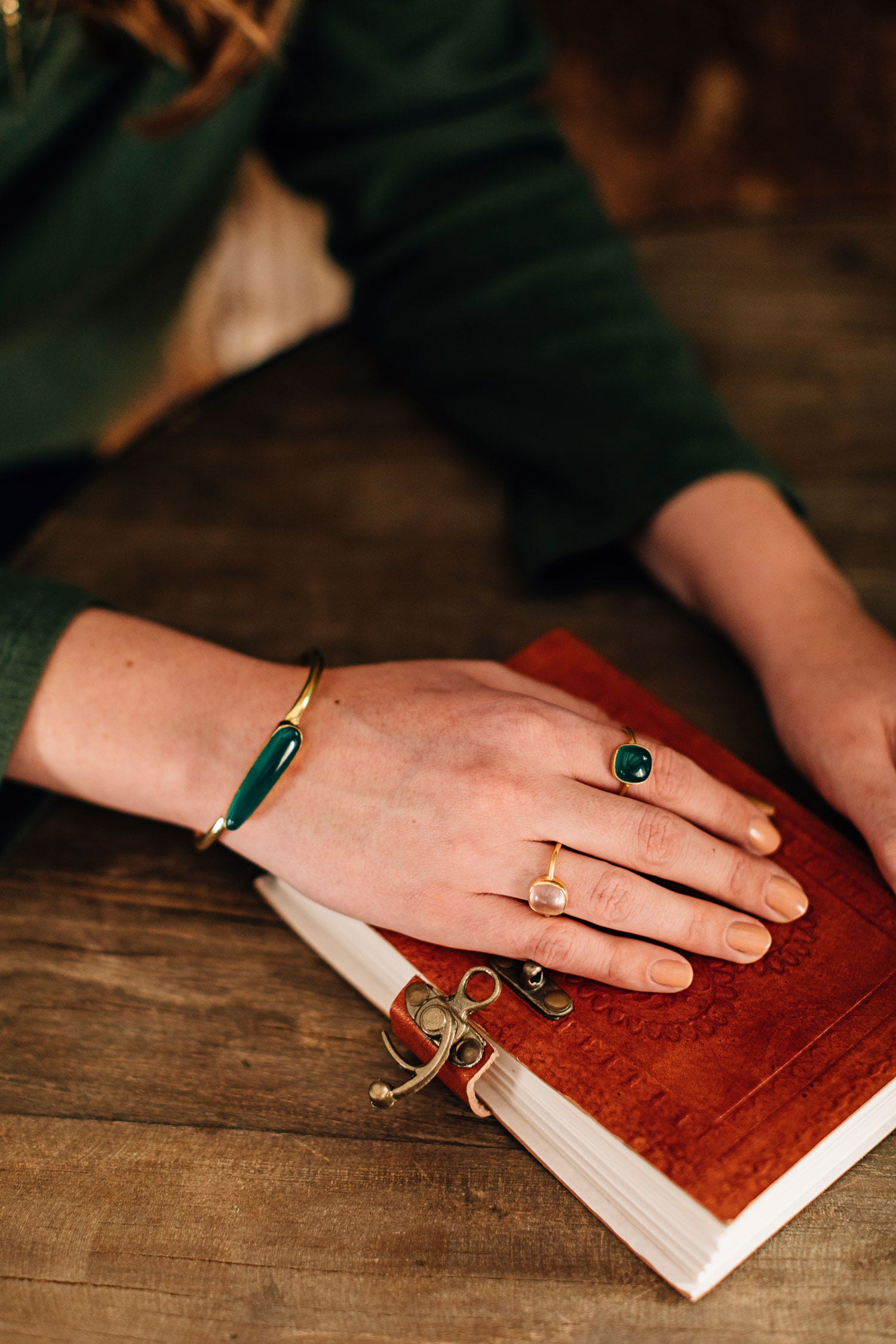 Ring green onyx/brass adj green/gold