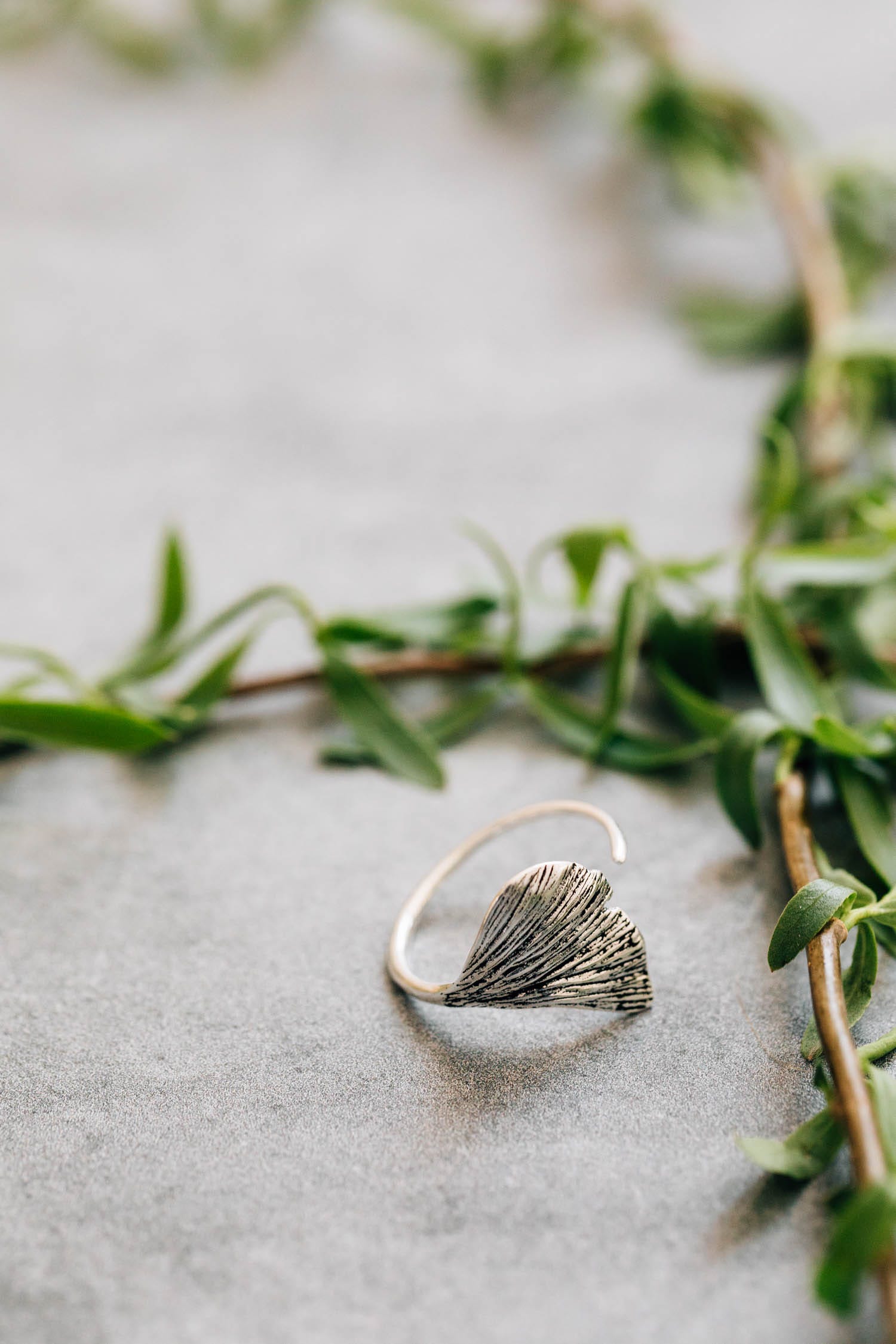 Ring cuff ginkgo leaf oxidized brass silv/blk