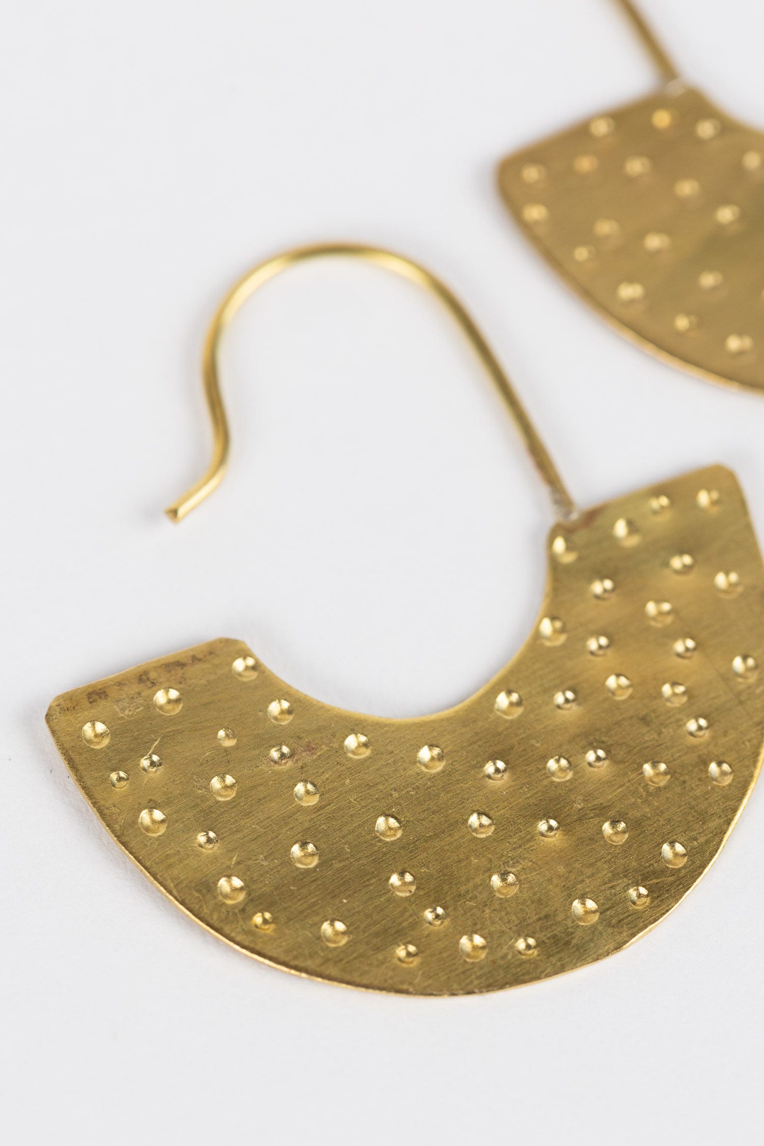 Earrings dotted half circle padava brass 1.5L br