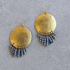 Earrings hammered disc/frings brass 2.75L br/blu