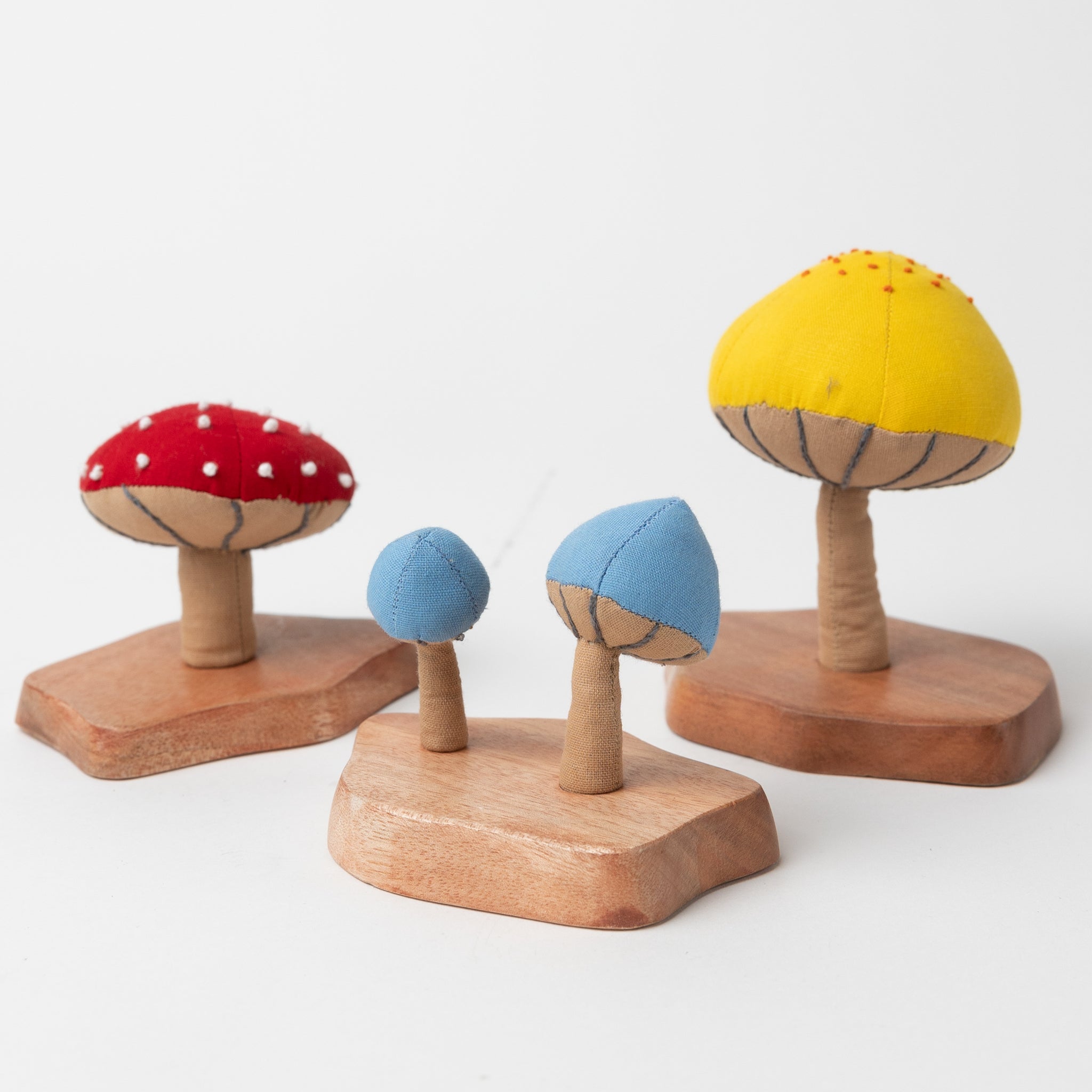 Mushroom on stand M/2 cttn/wood 3.5Dx4.5H ryel/brn