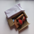 Mushroom on stand M/2 cttn/wood 3.5Dx3H red/brn